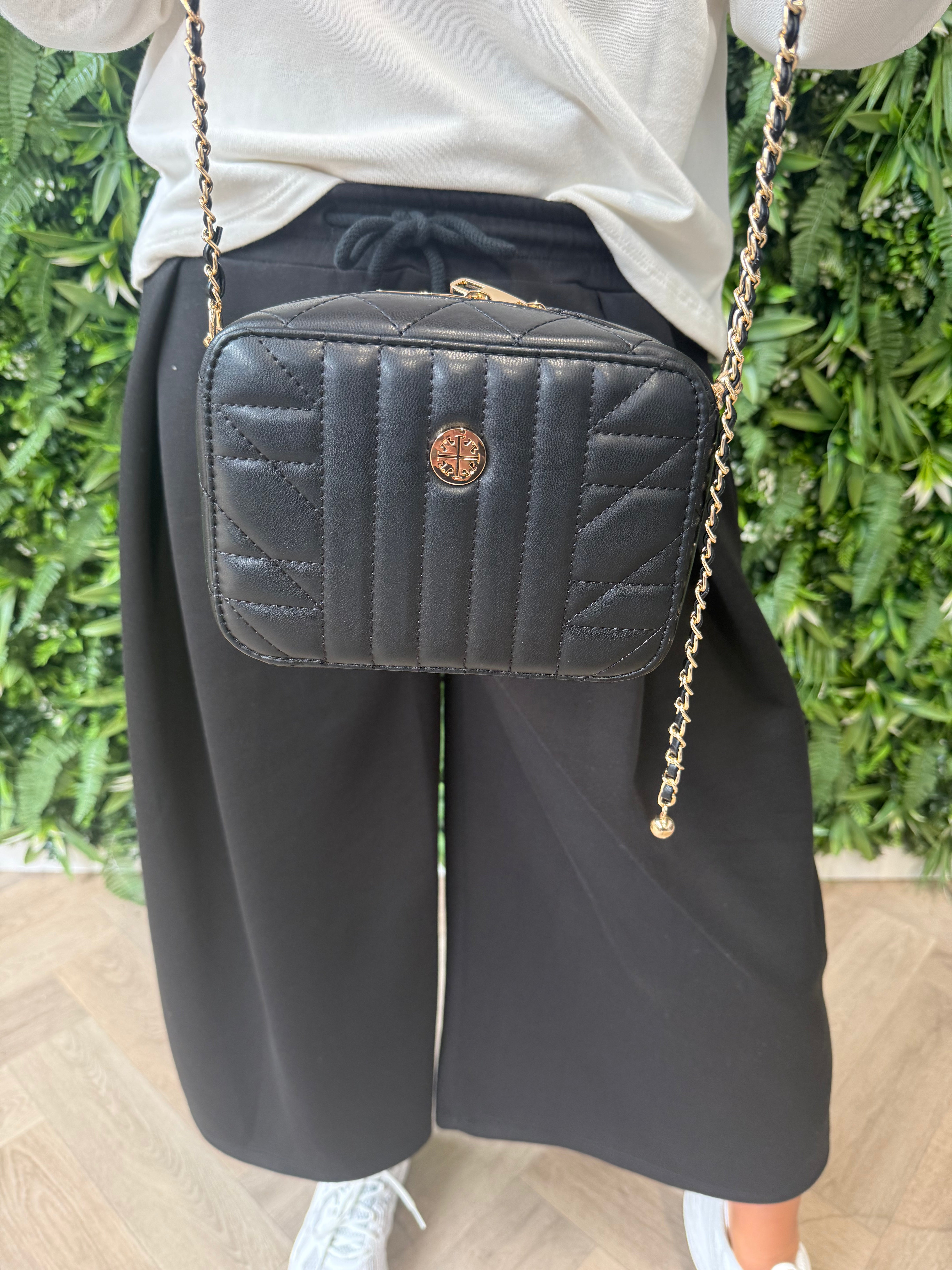 Schoudertas met goudkleurige details zwart