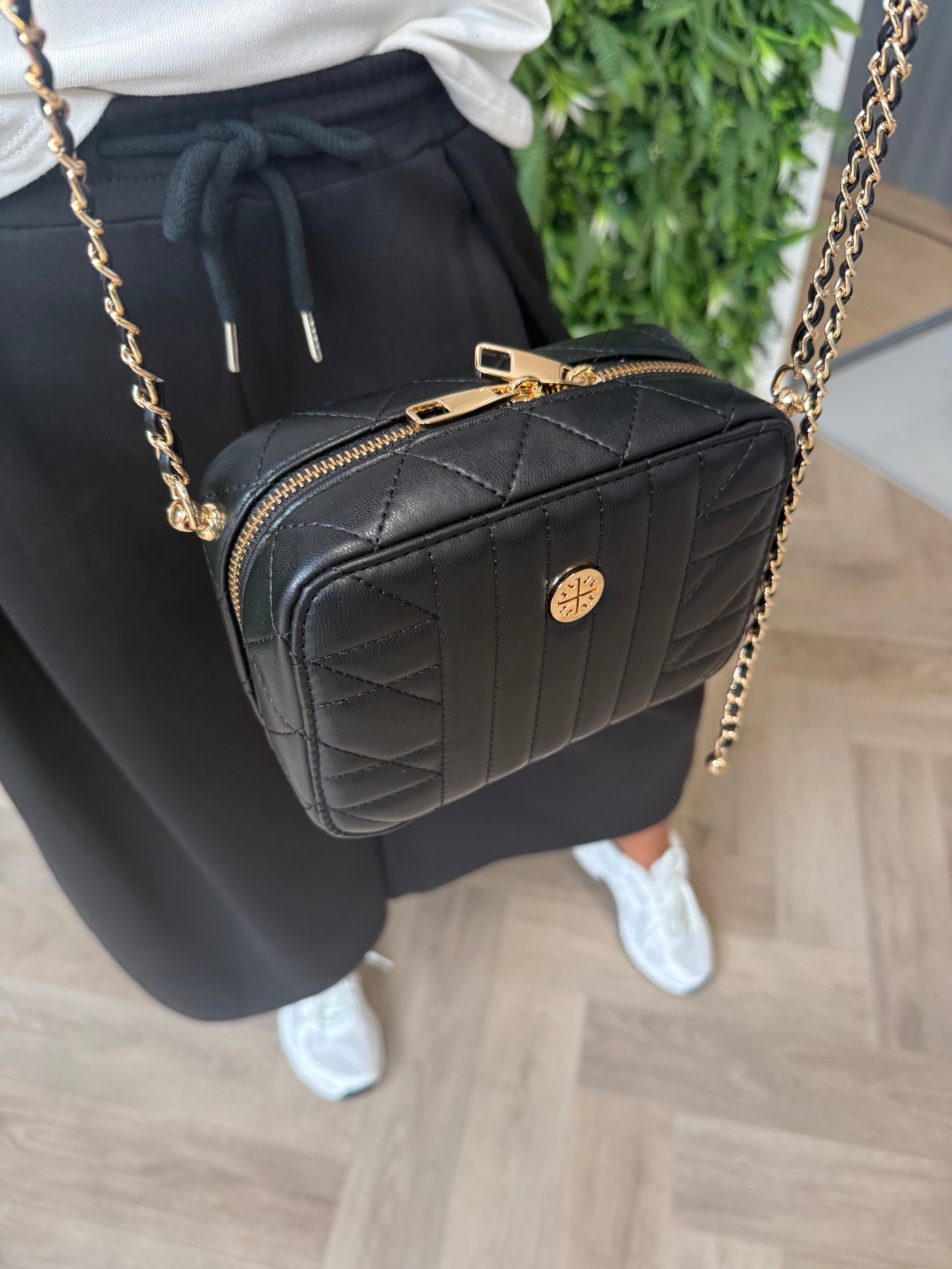 Schoudertas met goudkleurige details zwart