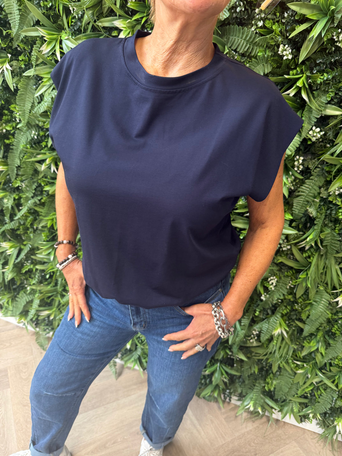 Basic top mouwloos met elastieken onderkant marineblauw