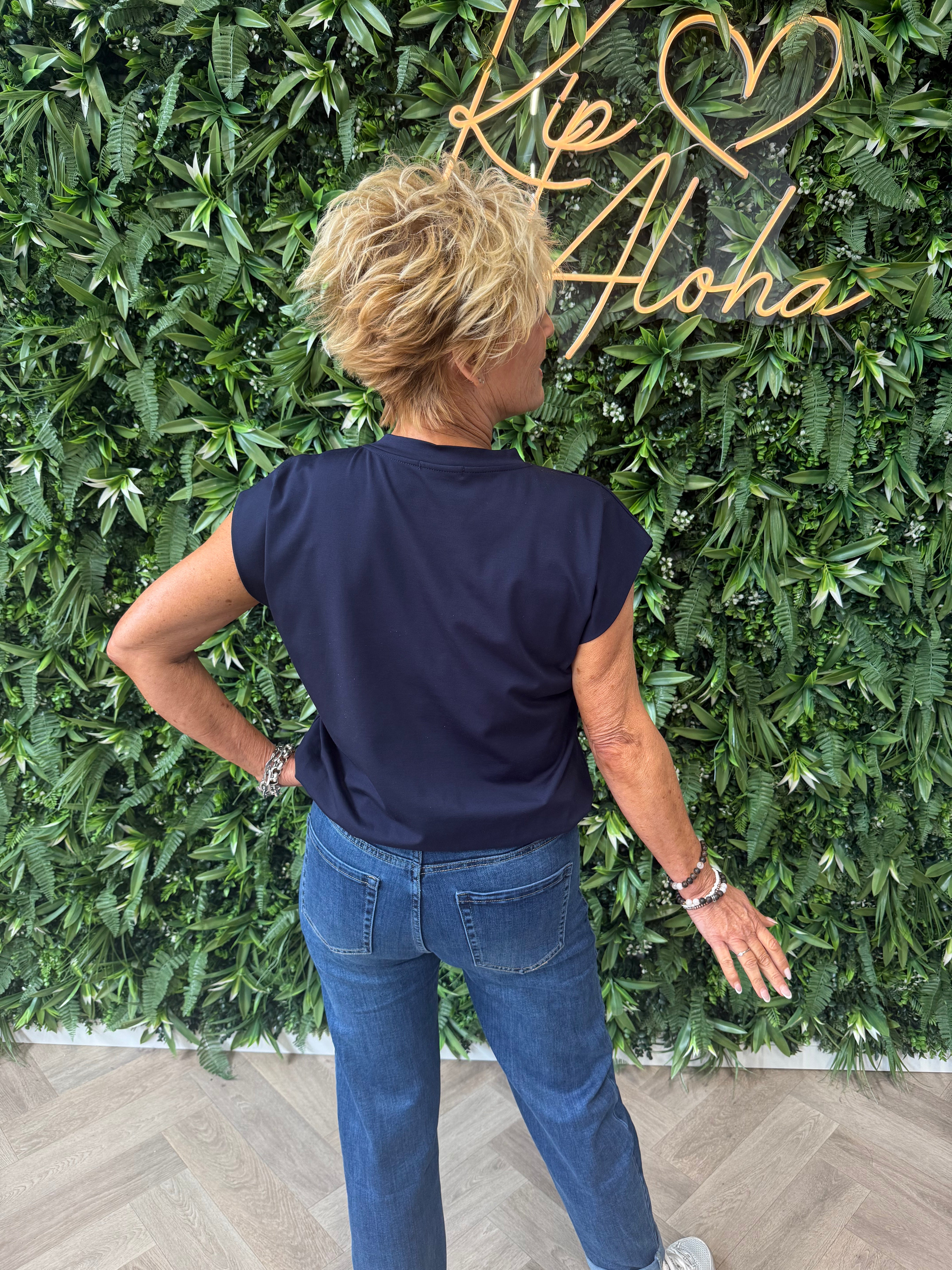 Basic top mouwloos met elastieken onderkant marineblauw