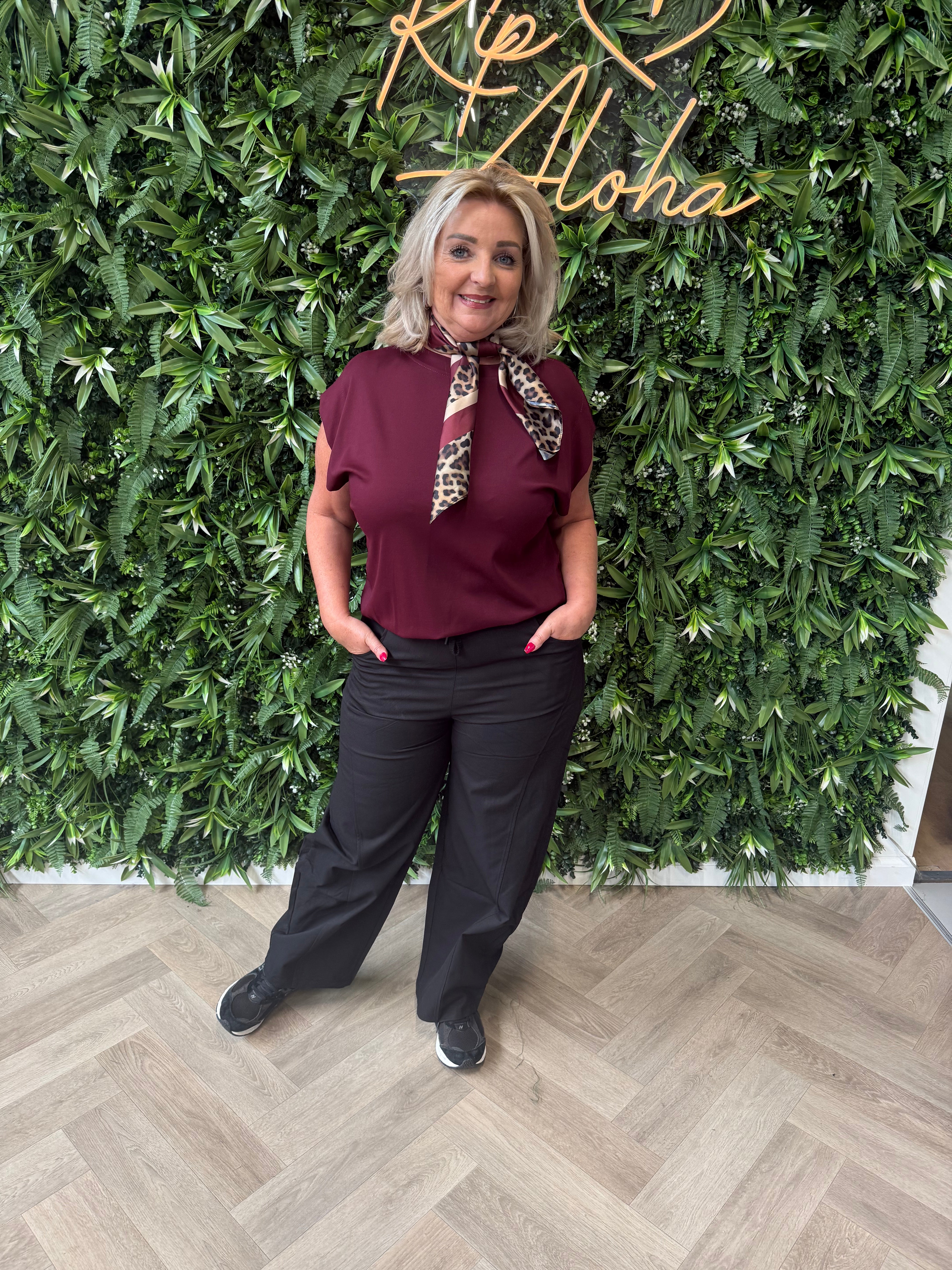 Basic top mouwloos met elastieken onderkant bordeaux