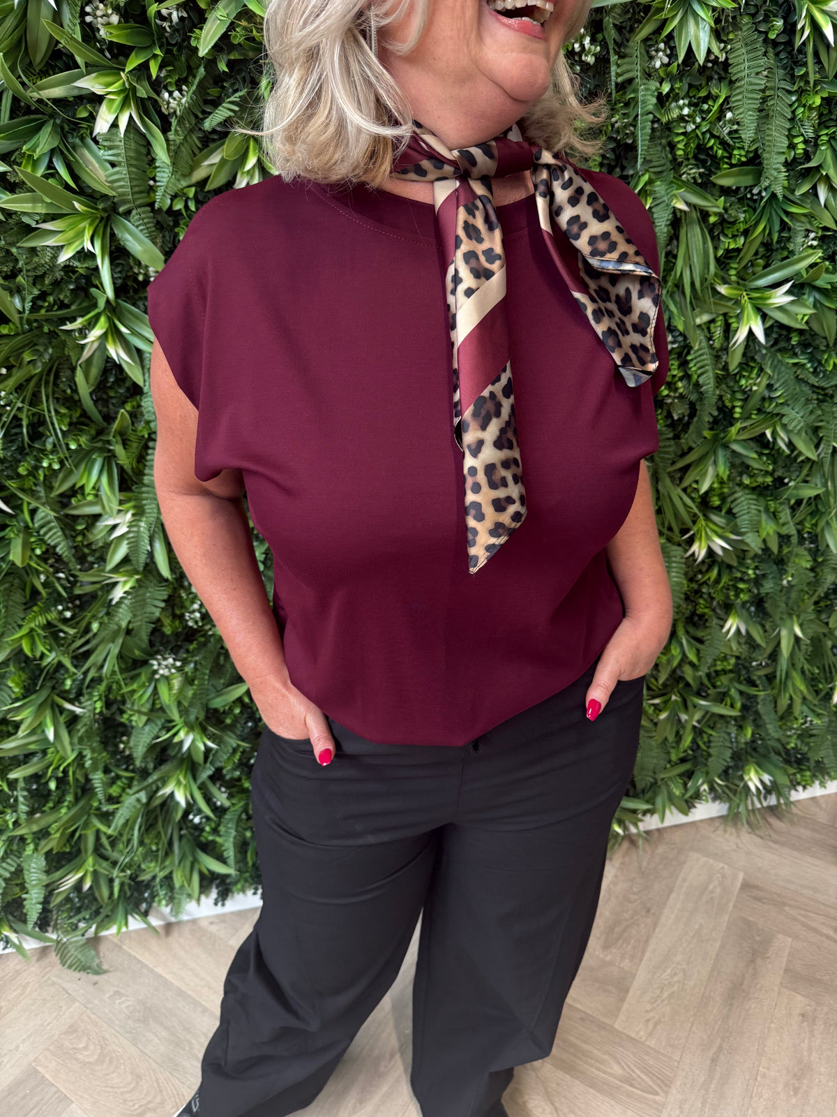 Basic top mouwloos met elastieken onderkant bordeaux