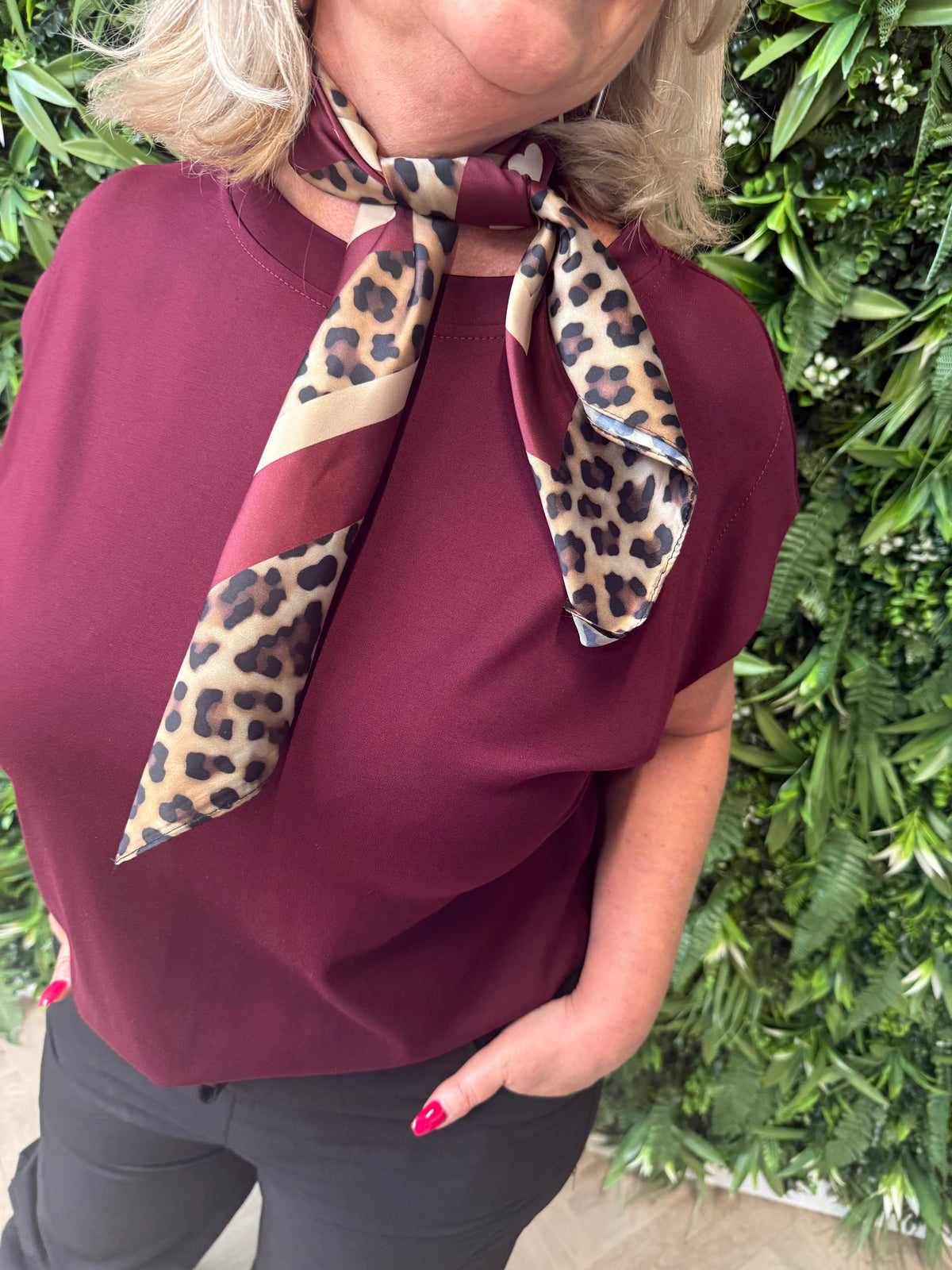 Kort sjaaltje panterprint met hartjes bordeaux