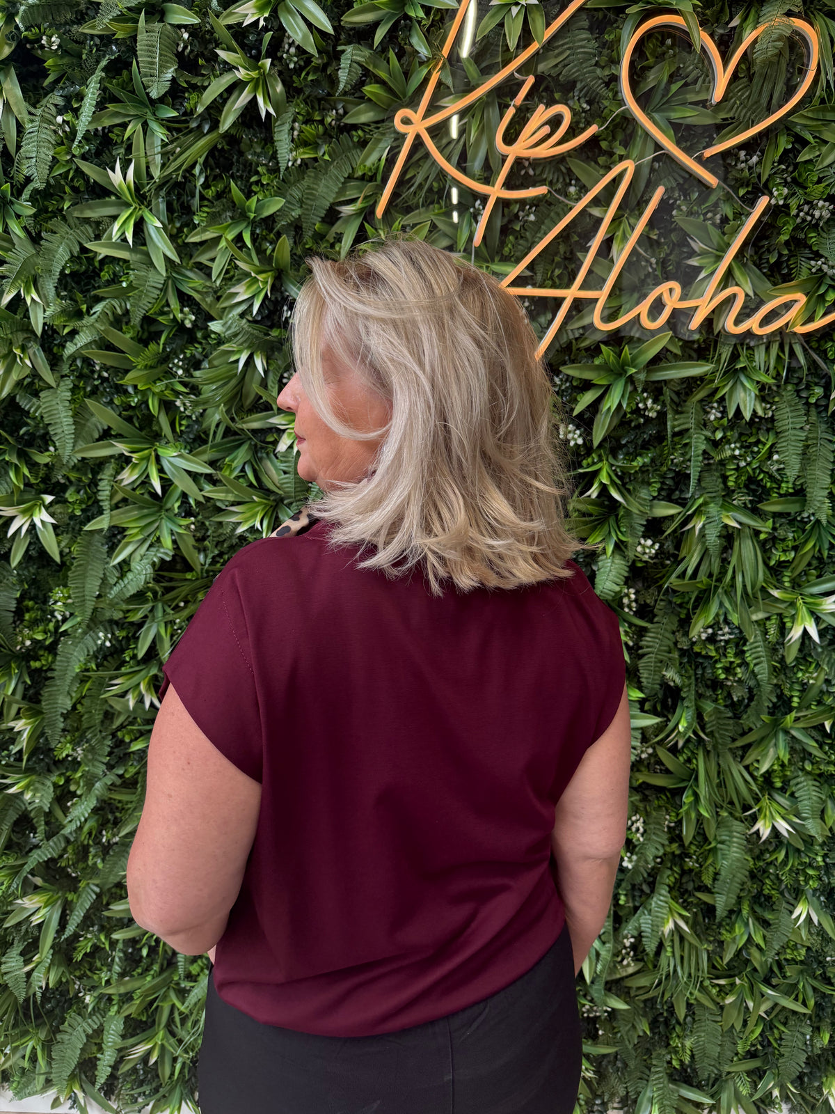 Basic top mouwloos met elastieken onderkant bordeaux
