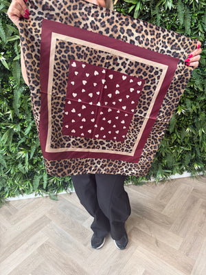Kort sjaaltje panterprint met hartjes bordeaux