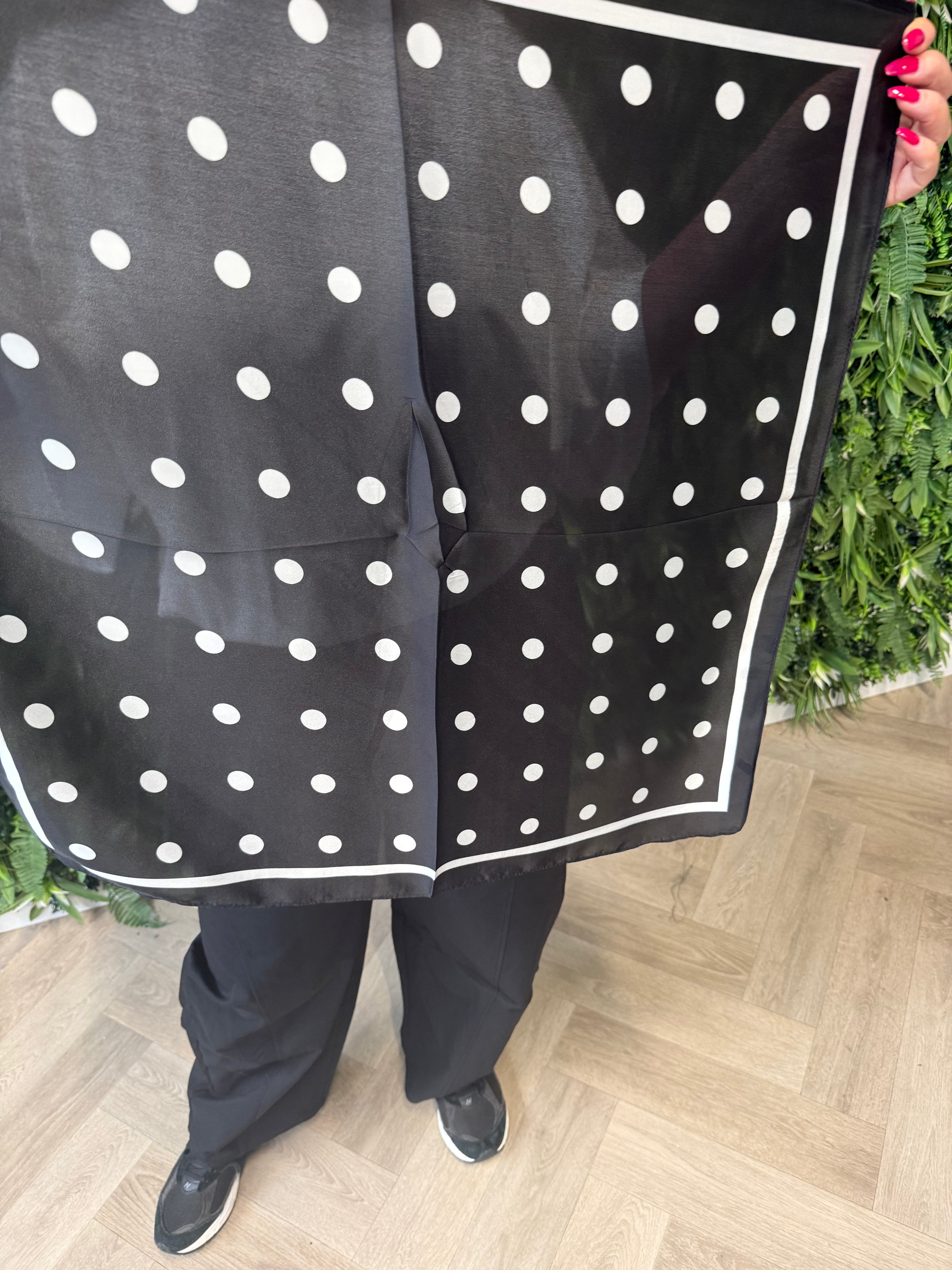 Kort sjaaltje met dots zwart