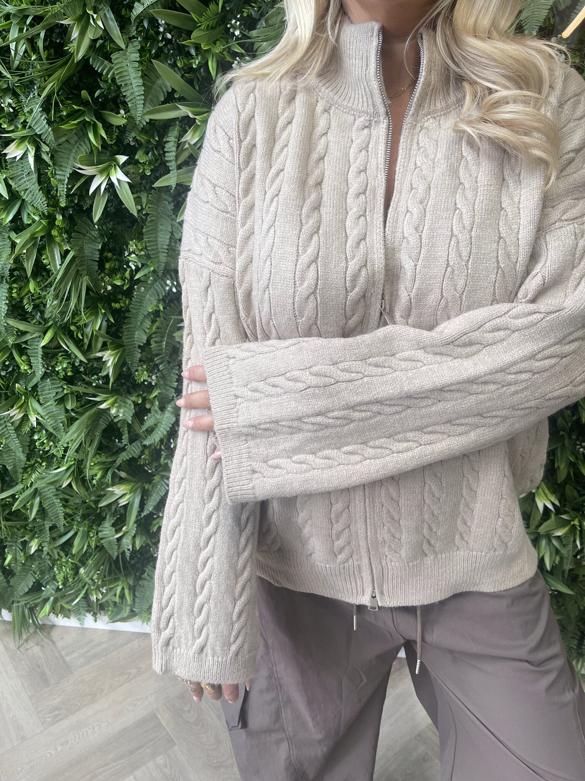 Vest kabel met flair mouwen beige