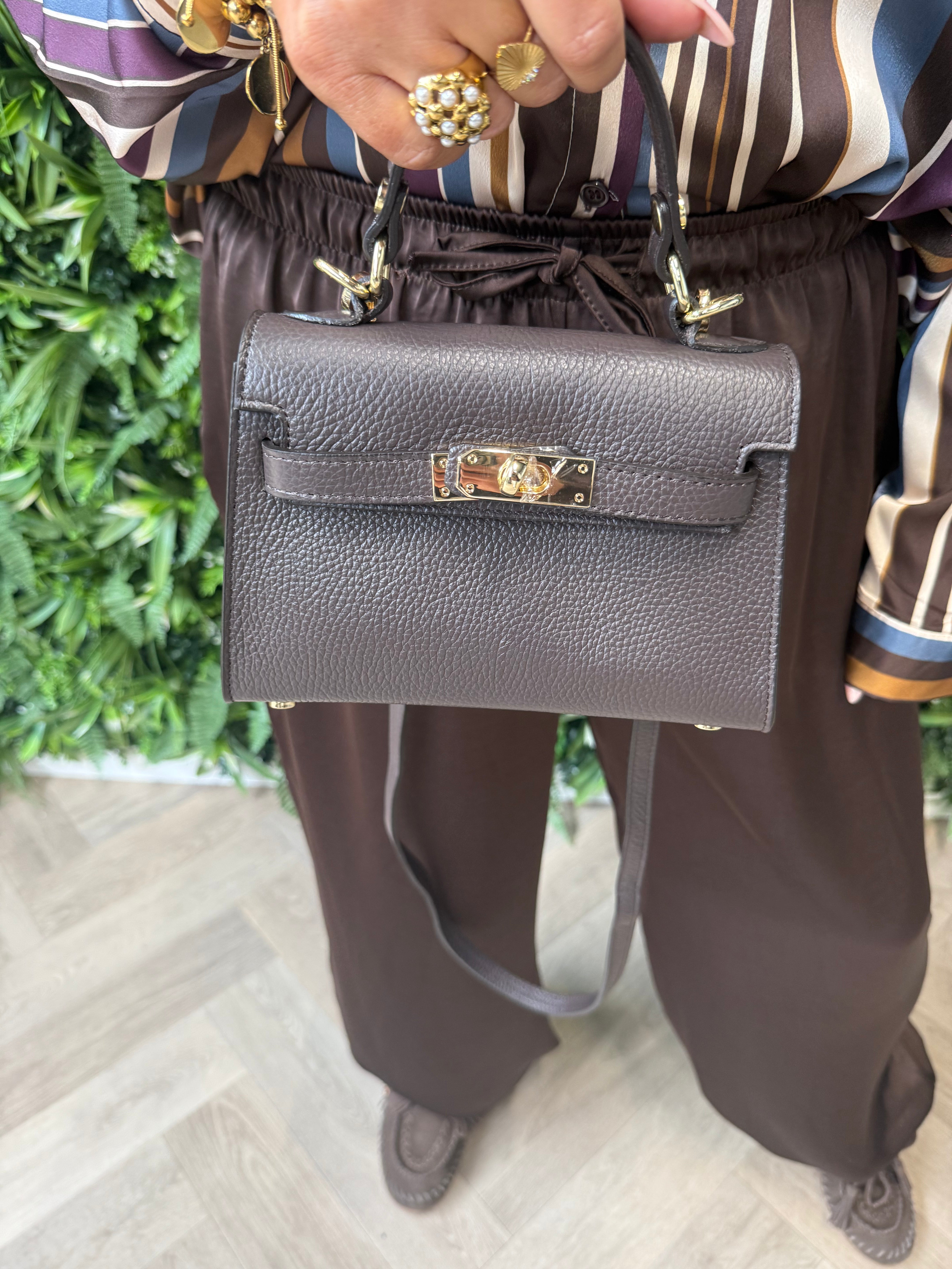 Tas met goudkleurige sluiting donkerbruin