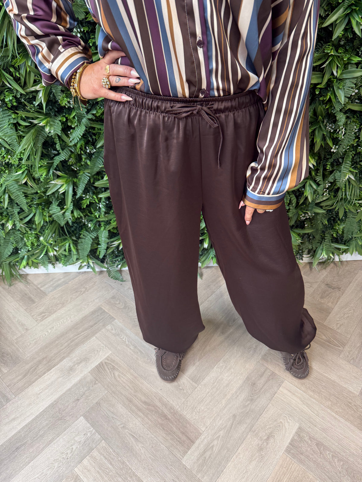 Silky broek met aantrekkoord donkerbruin