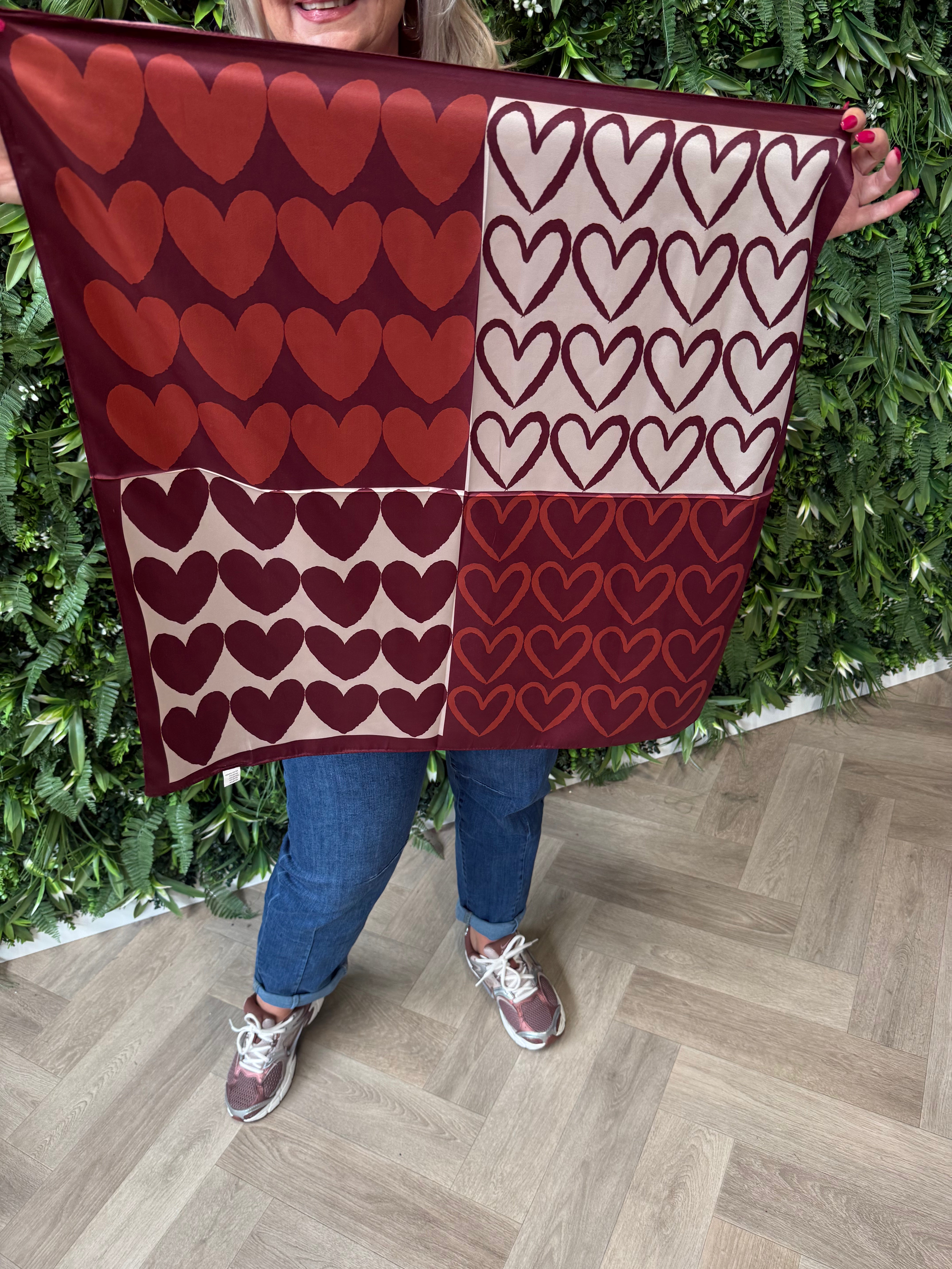 Kort sjaaltje met hartjes design bordeaux