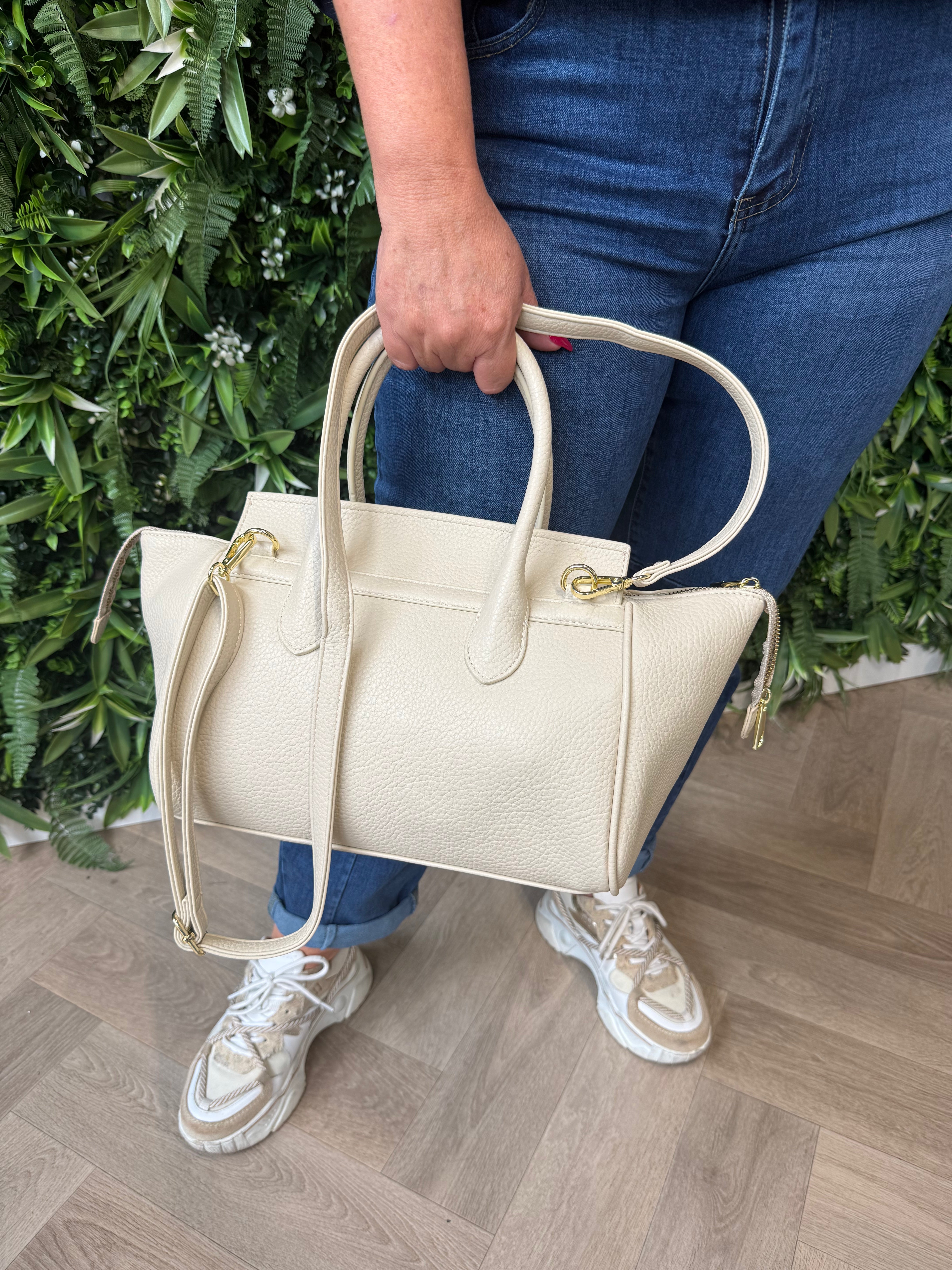 Tas met ritssluiting en goudkleurige details beige