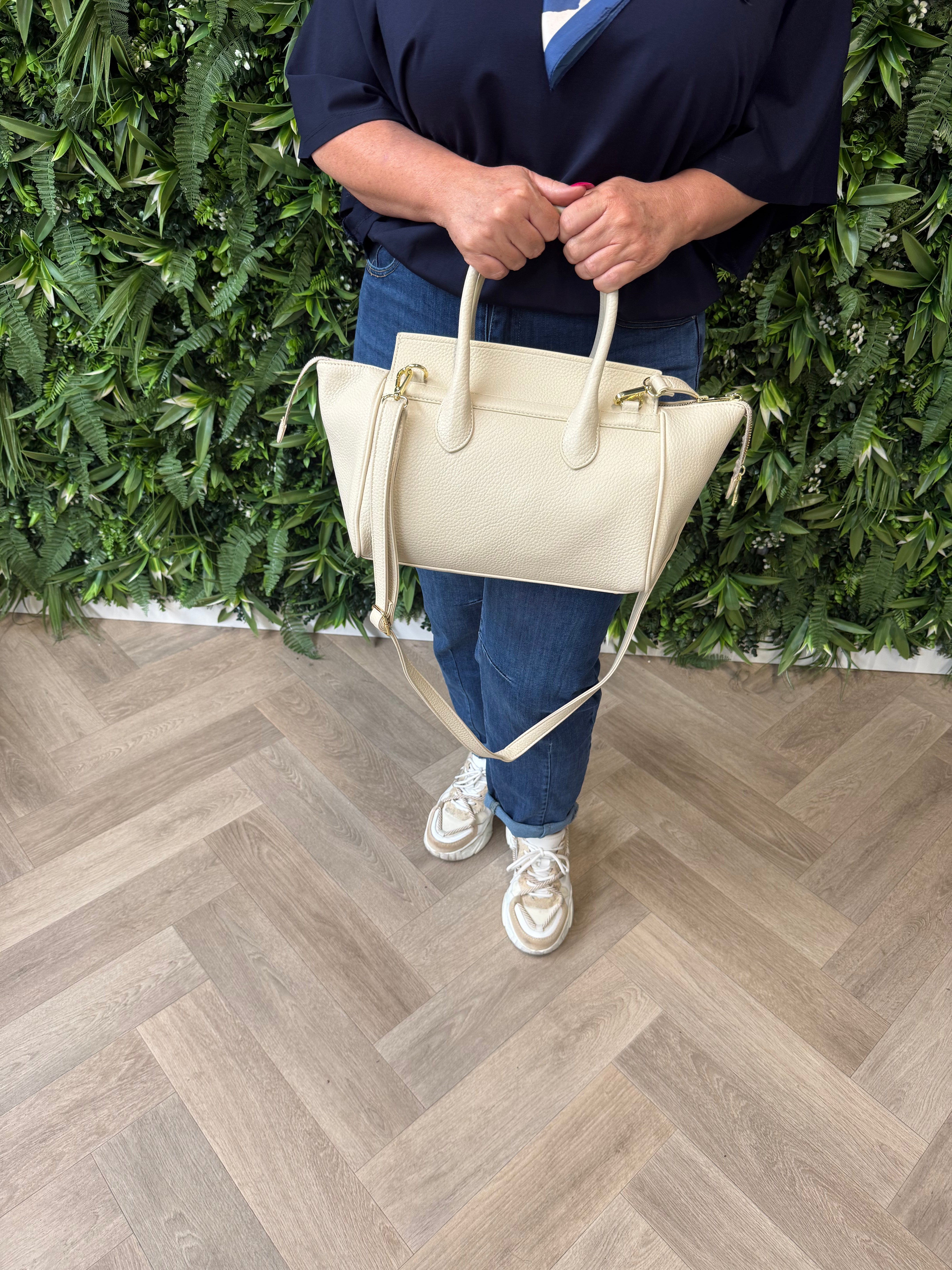 Tas met ritssluiting en goudkleurige details beige