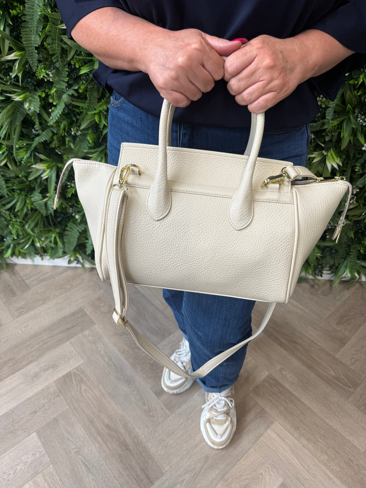 Tas met ritssluiting en goudkleurige details beige