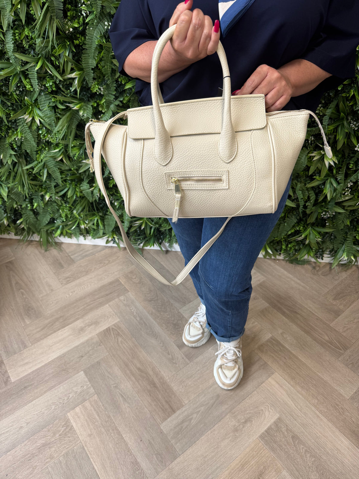 Tas met ritssluiting en goudkleurige details beige