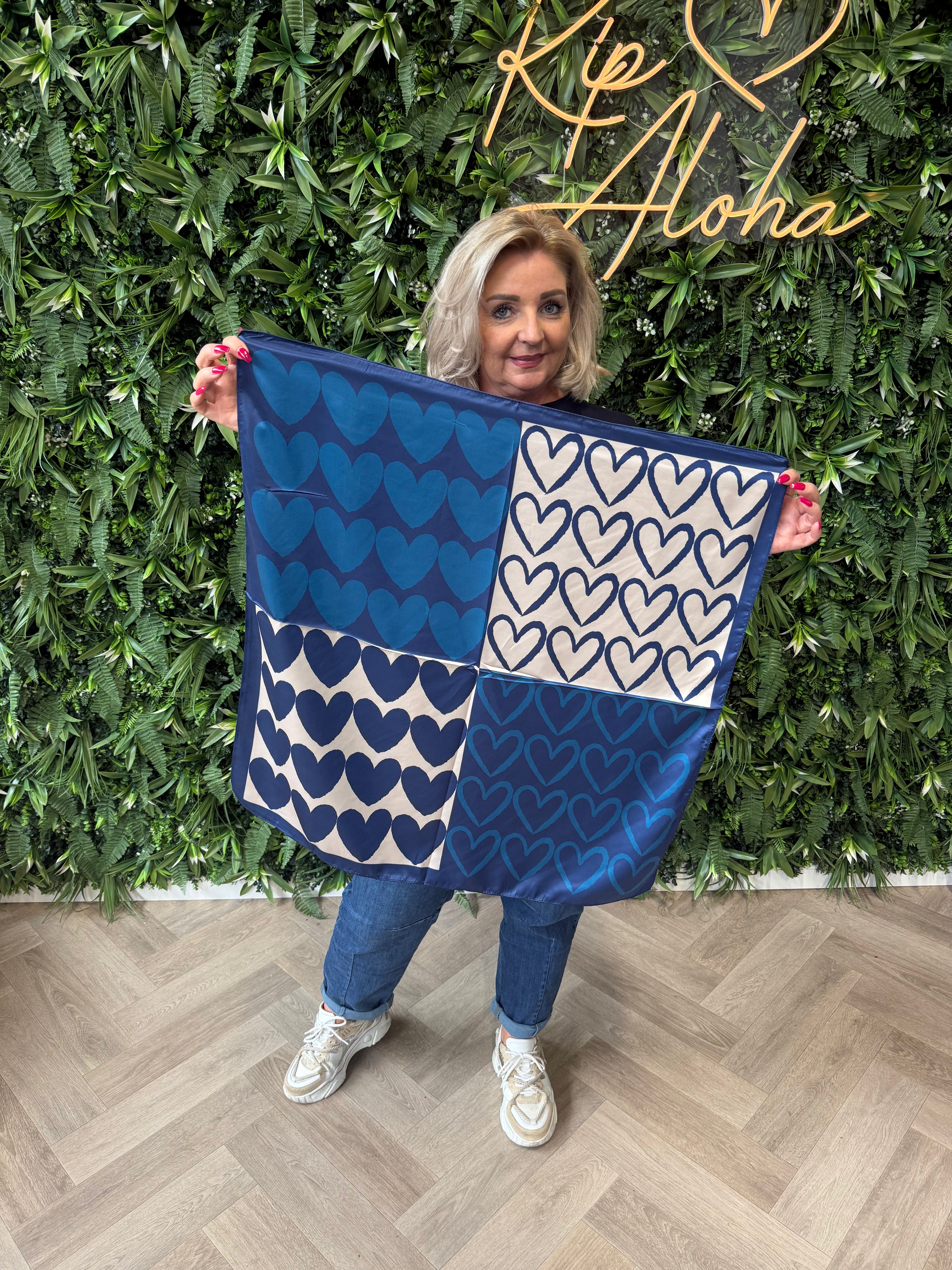 Kort sjaaltje met hartjes design marineblauw