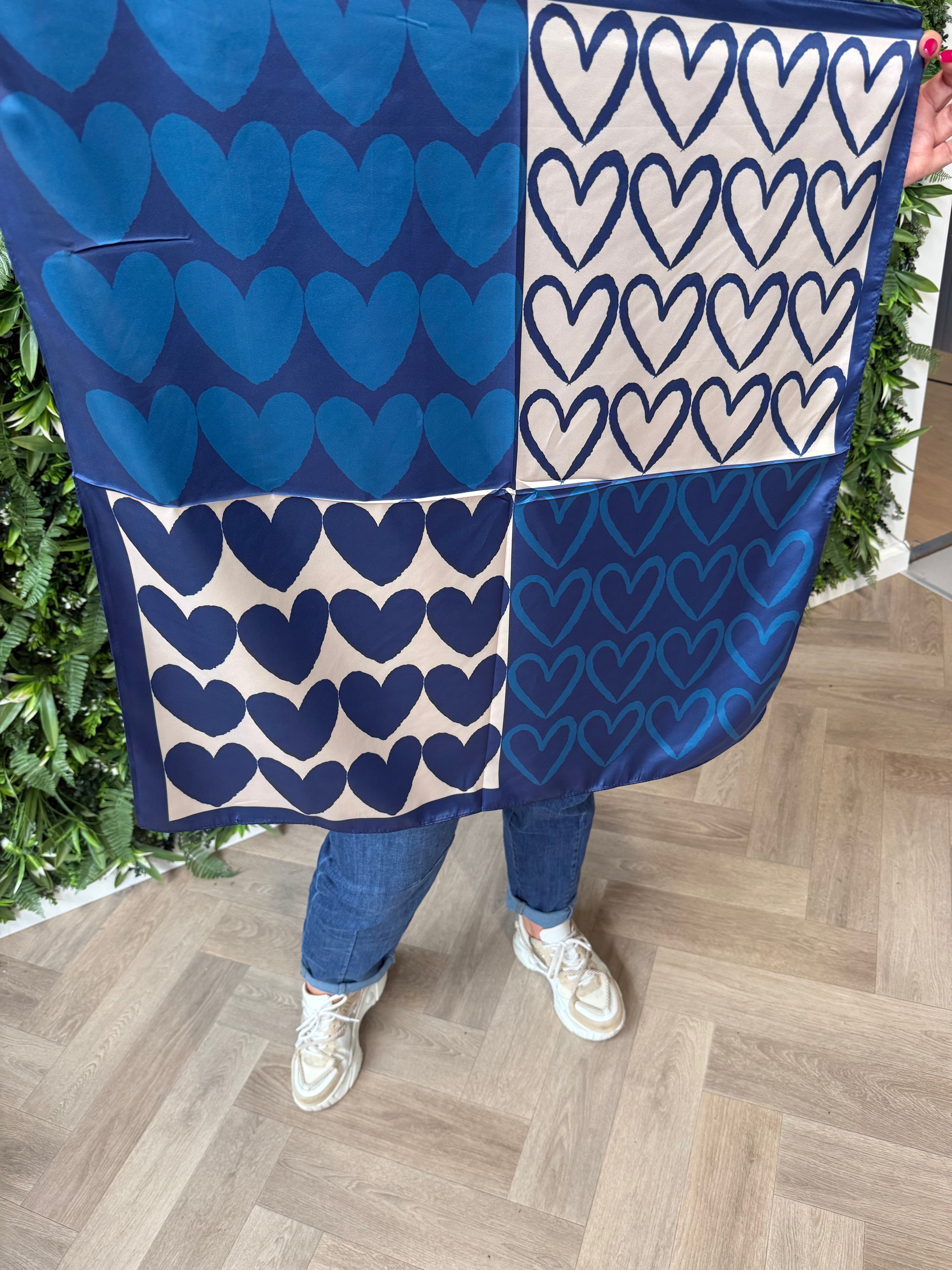 Kort sjaaltje met hartjes design marineblauw
