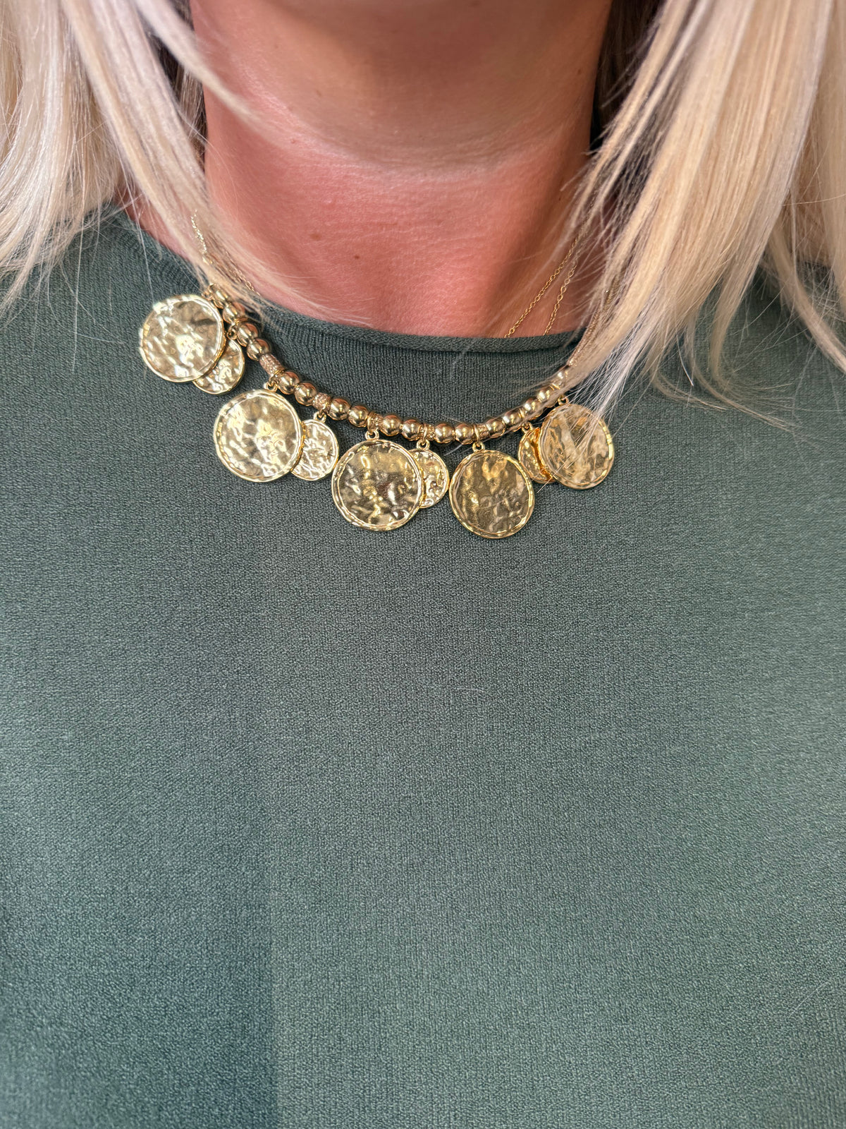 Korte stainless steel ketting met ronde hangers en sierkralen goud