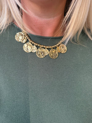 Korte stainless steel ketting met ronde hangers en sierkralen goud