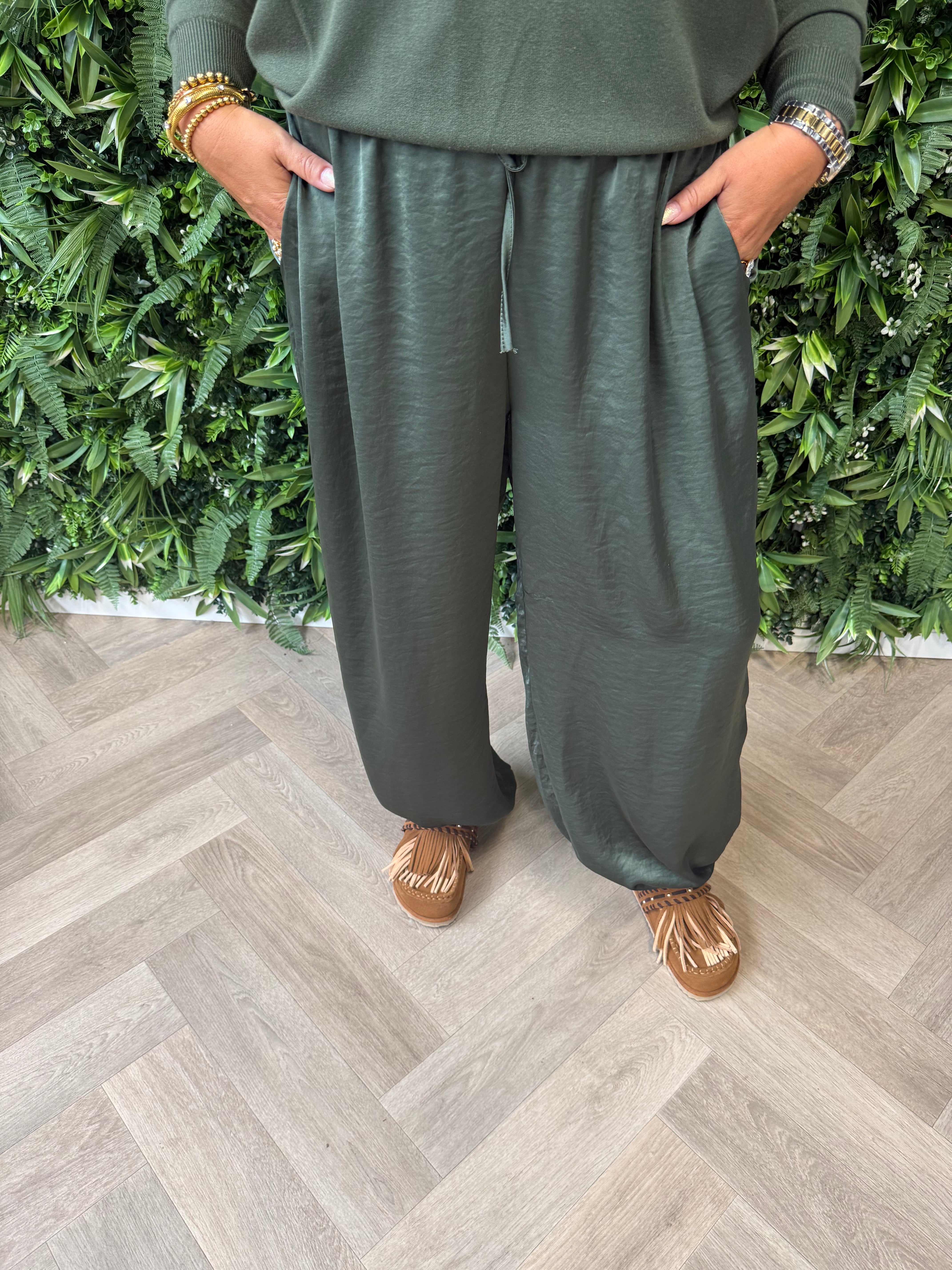 Silky broek met aantrekkoord legergroen