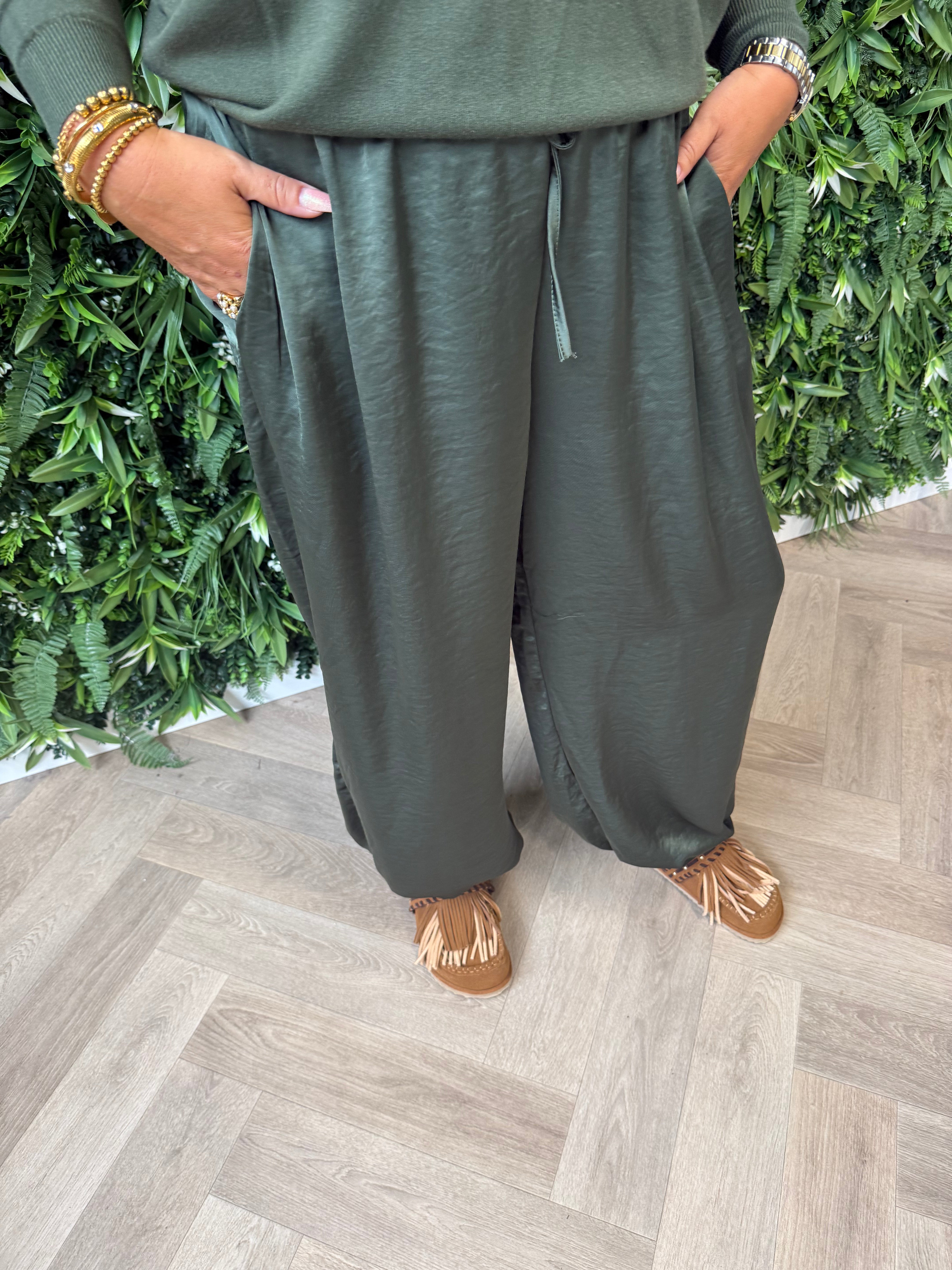 Silky broek met aantrekkoord legergroen