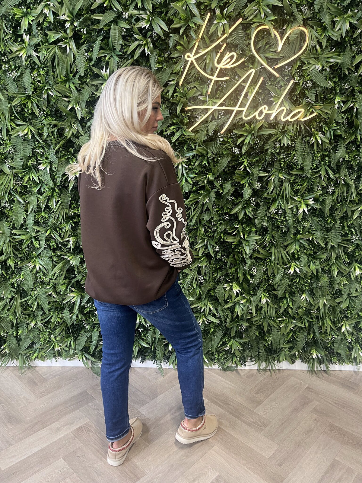 Sweater ronde hals met mouw detail donkerbruin