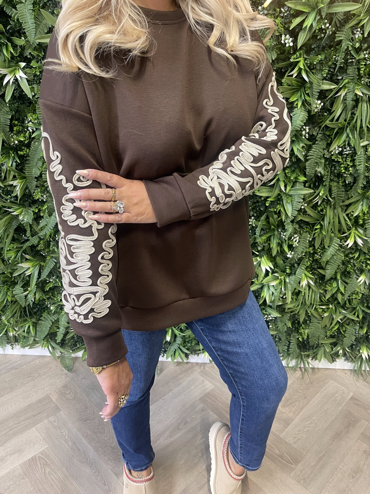 Sweater ronde hals met mouw detail donkerbruin