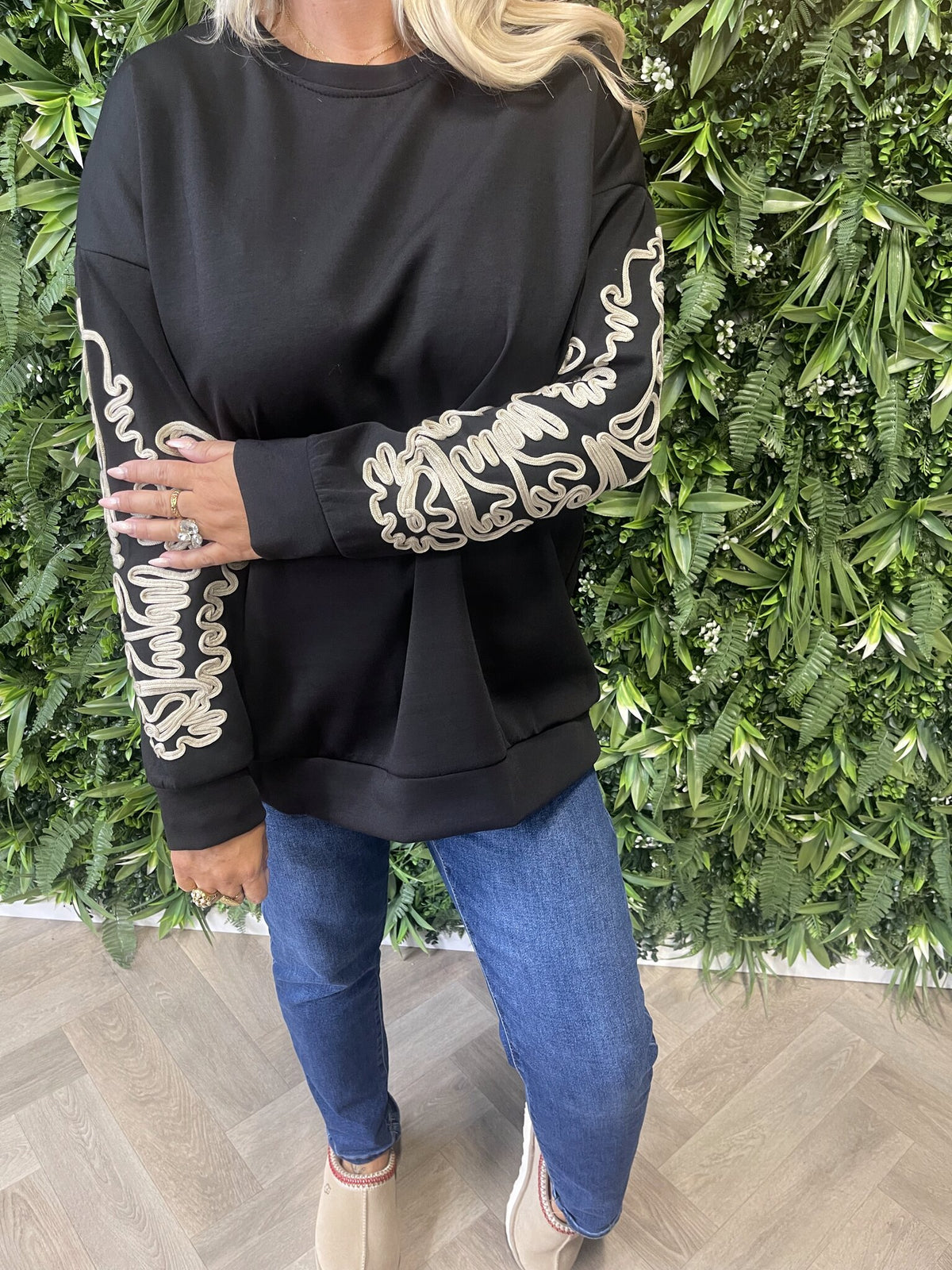 Sweater ronde hals met mouw detail zwart