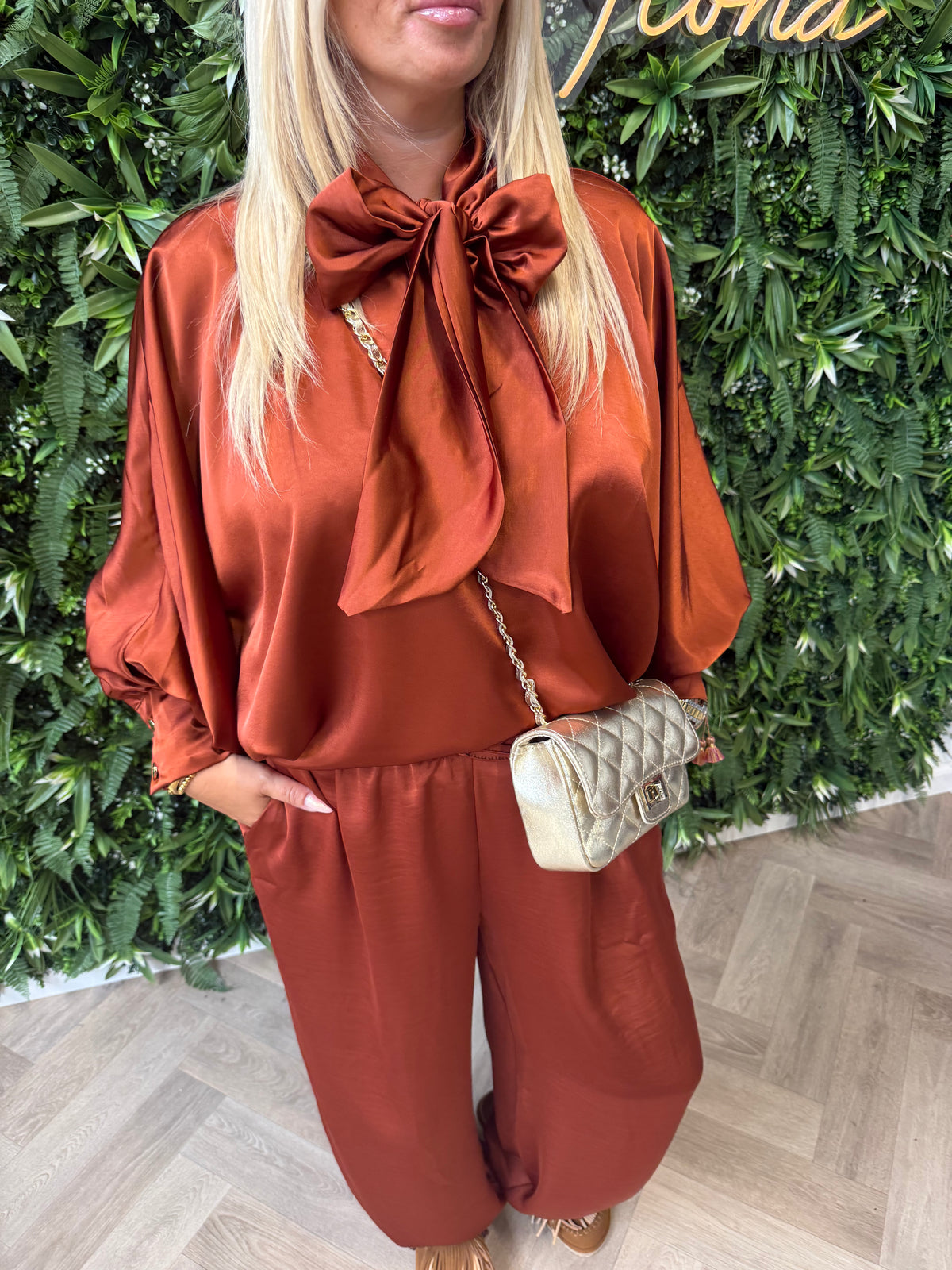 Tweedelig pak ballon broek met strik blouse brique