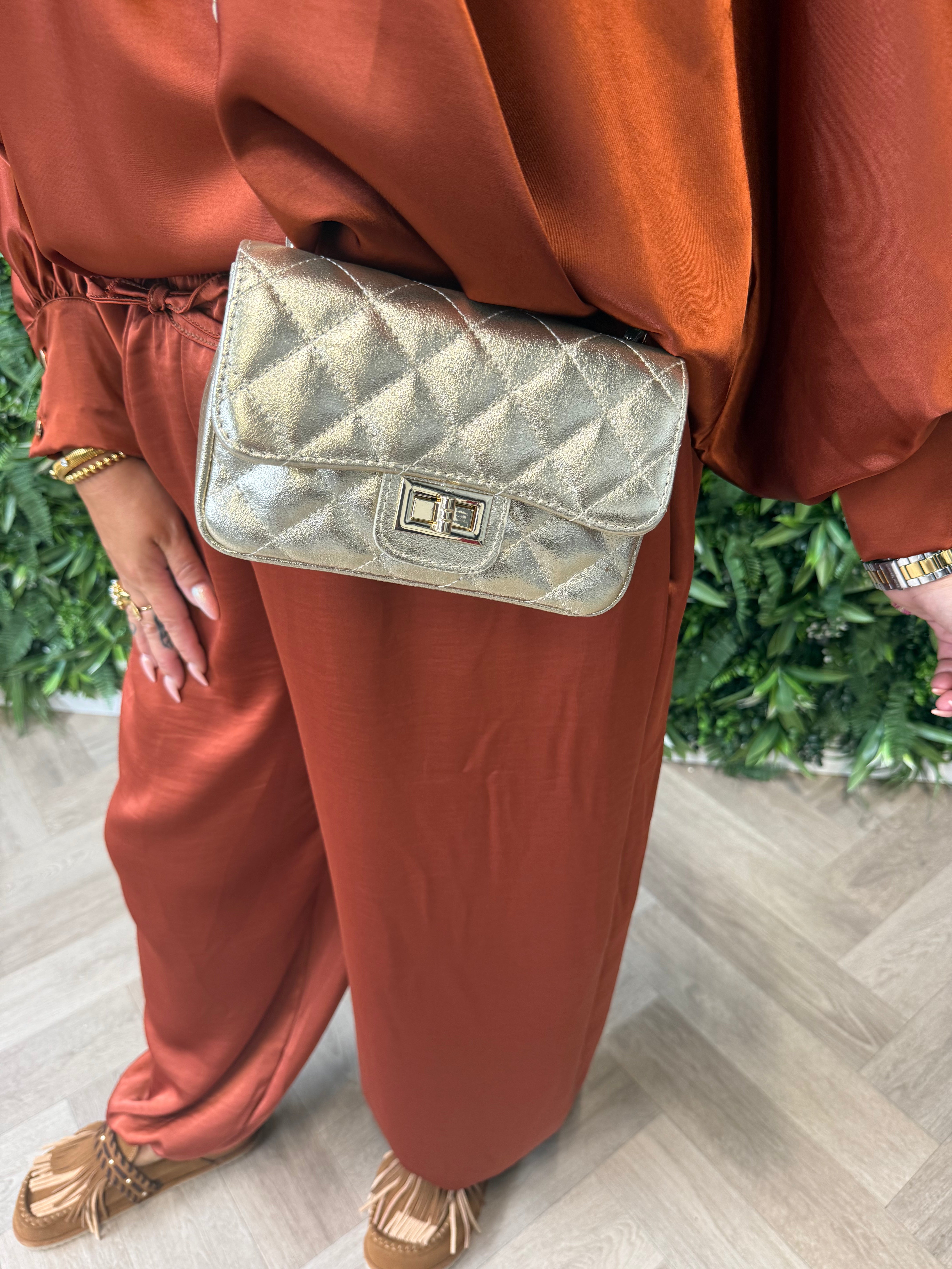 Tweedelig pak ballon broek met strik blouse brique
