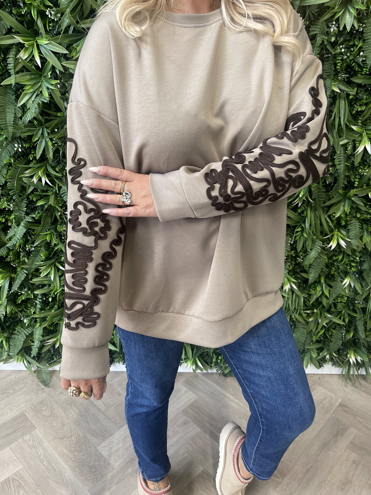 Sweater ronde hals met mouw detail taupe