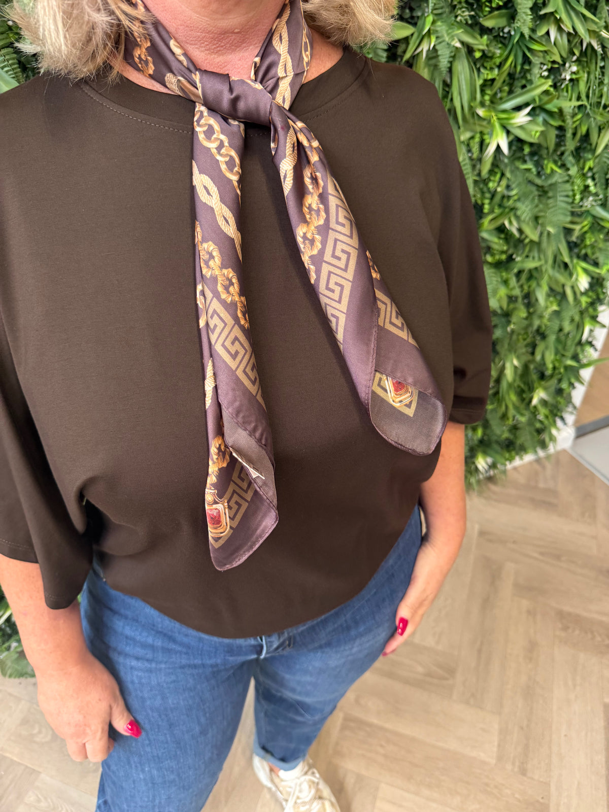Top met elastieken onderkant donkerbruin