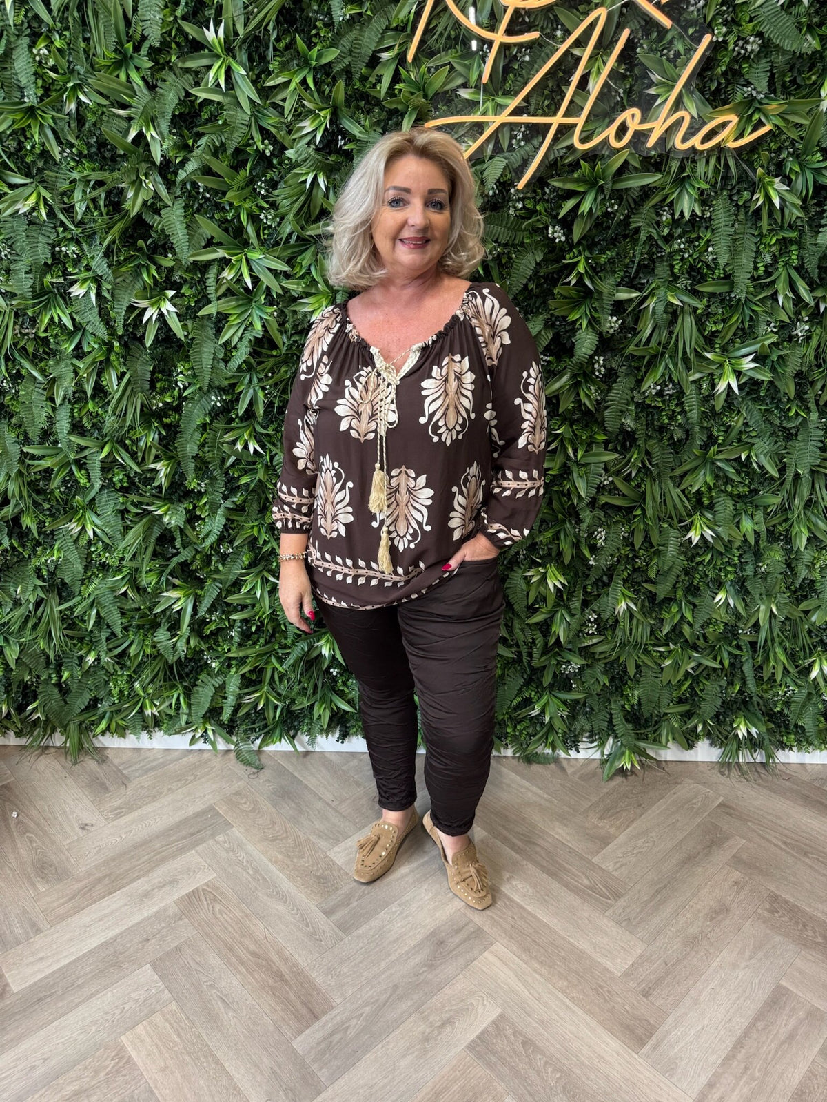 Top bloemen off-shoulder donkerbruin