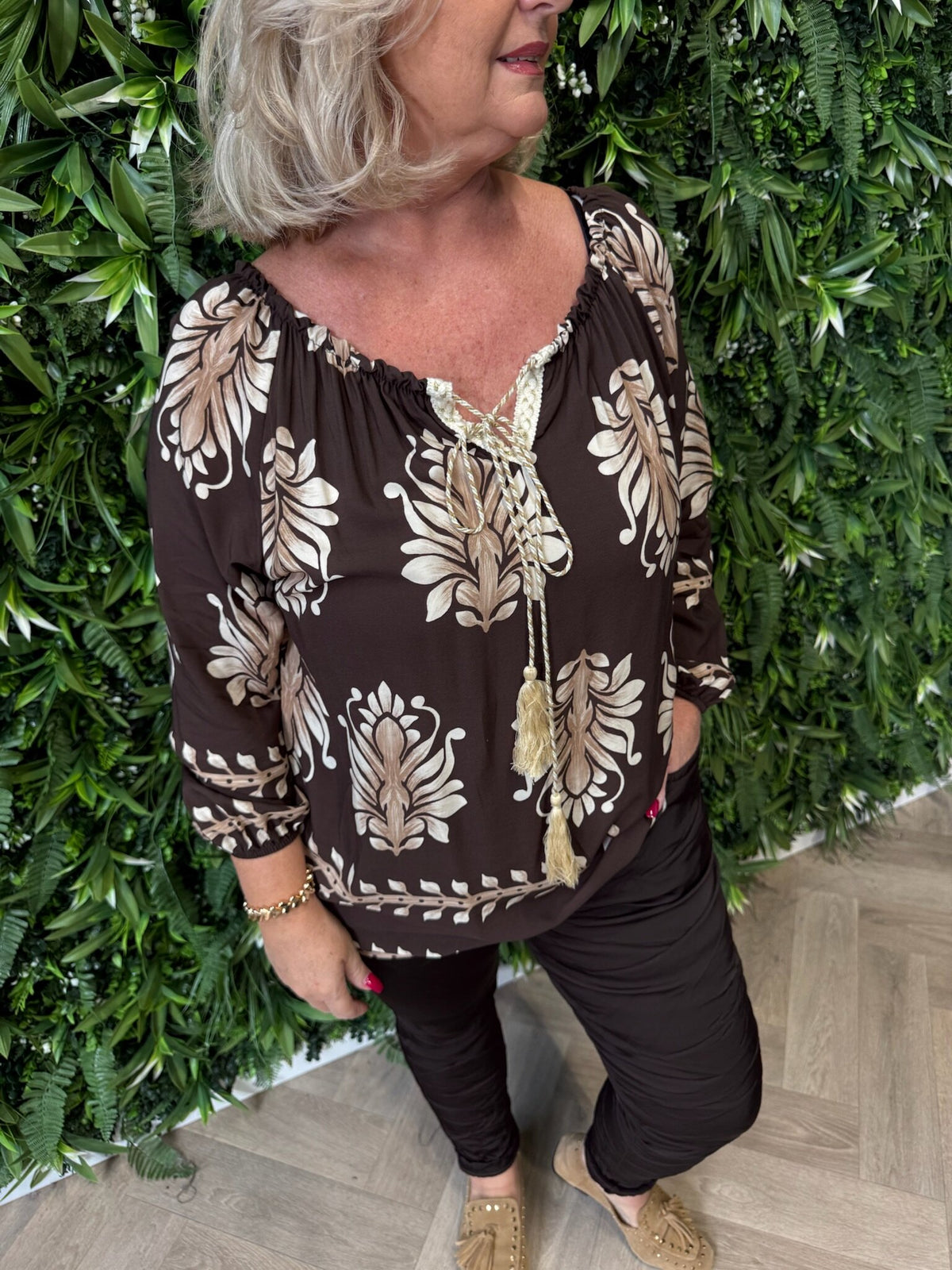 Top bloemen off-shoulder donkerbruin