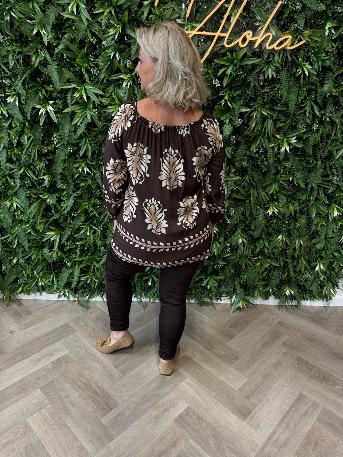 Top bloemen off-shoulder donkerbruin