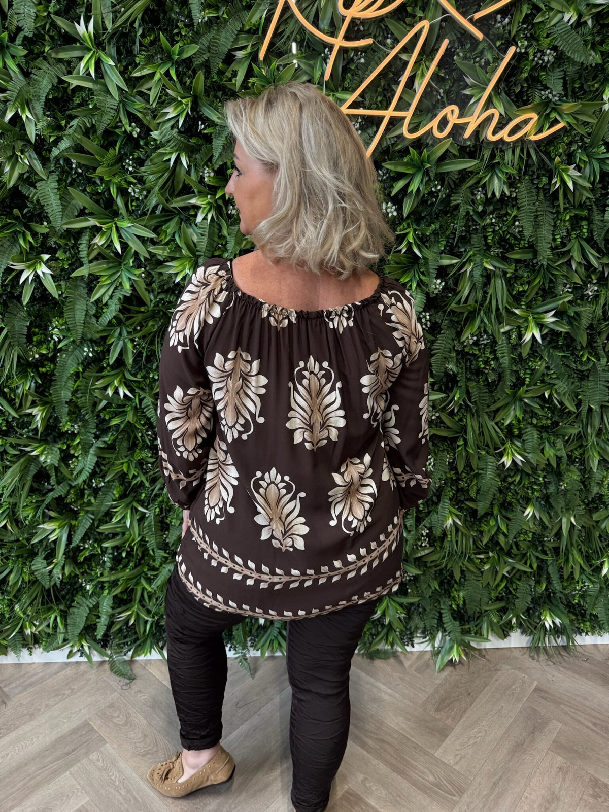 Top bloemen off-shoulder donkerbruin