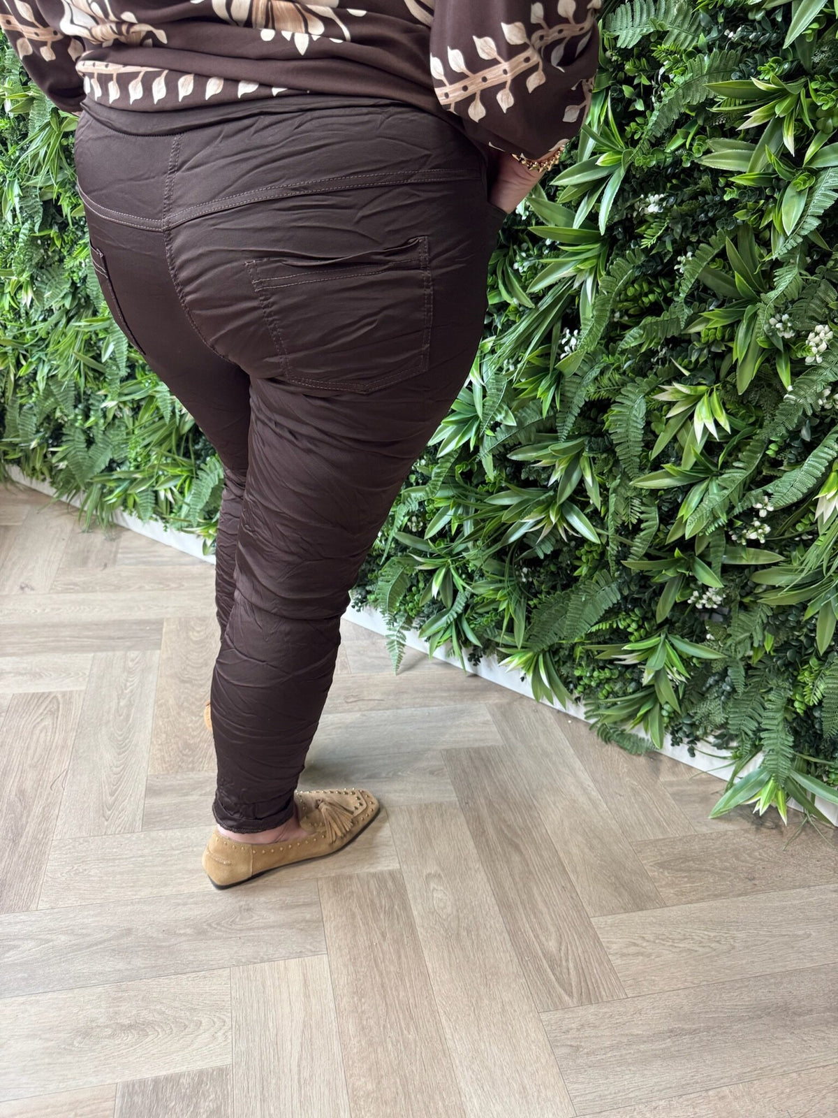 Stretchbroek silky donkerbruin