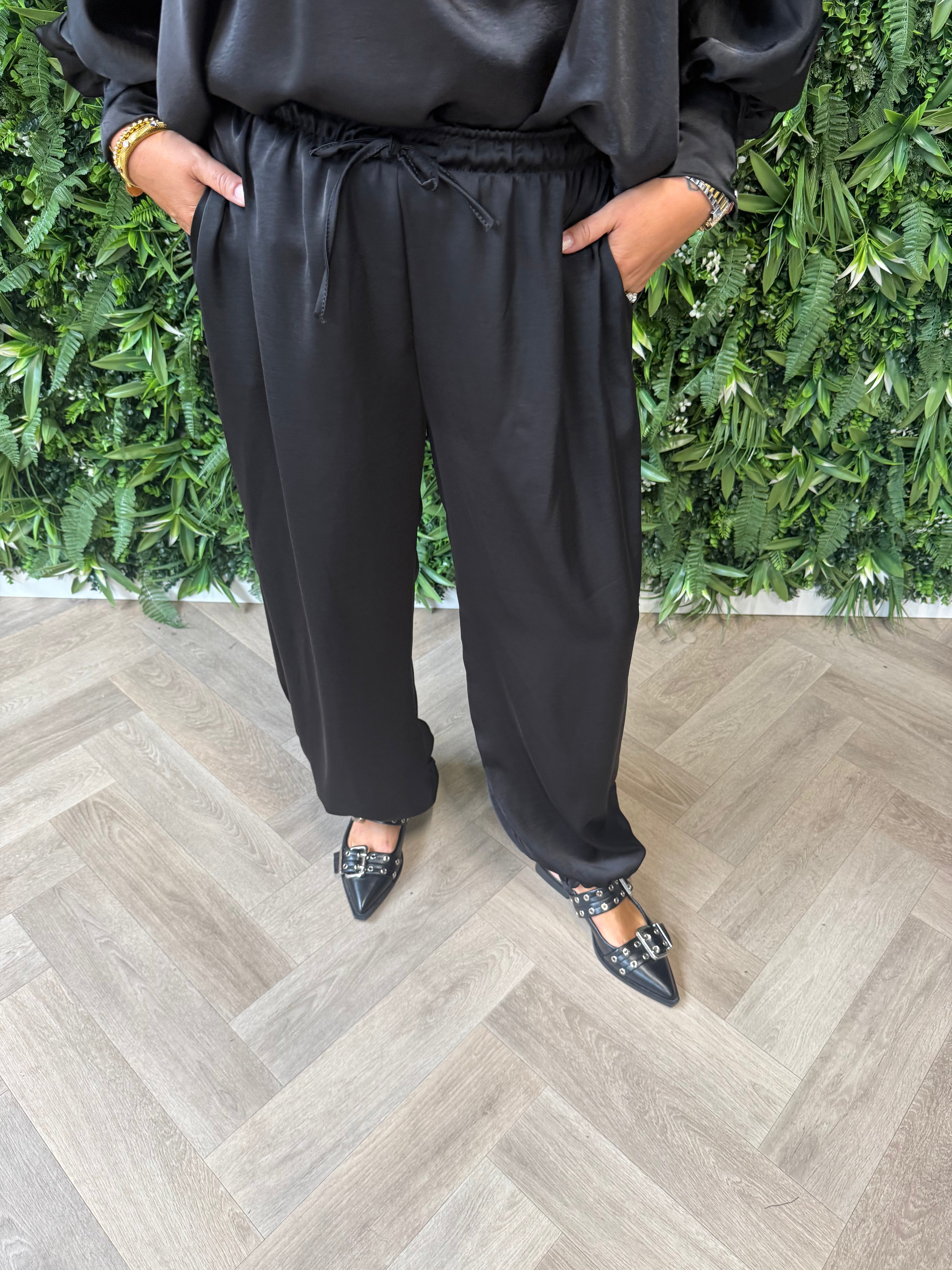 Tweedelig pak ballon broek met strik blouse zwart