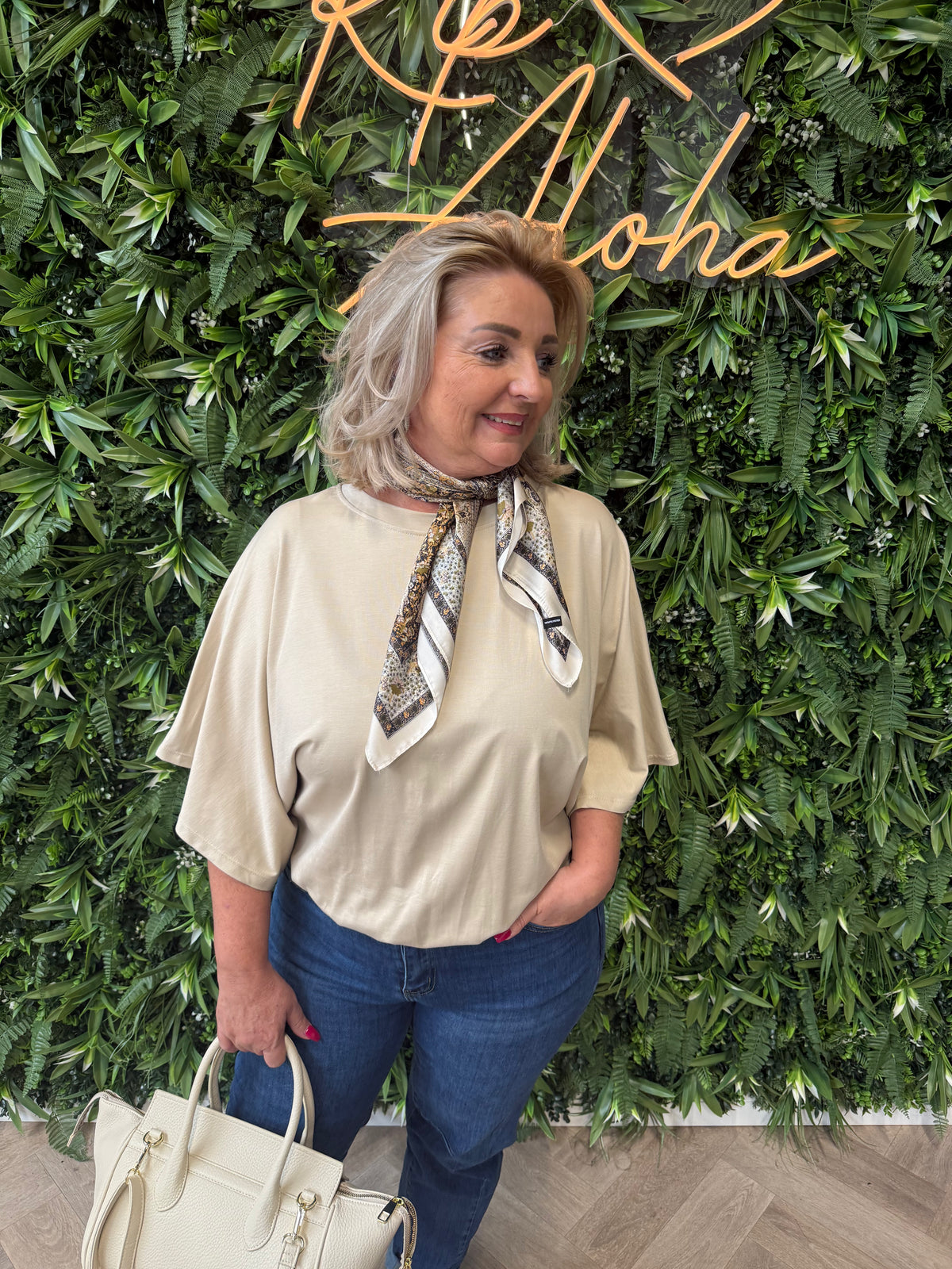 Top met elastieken onderkant beige
