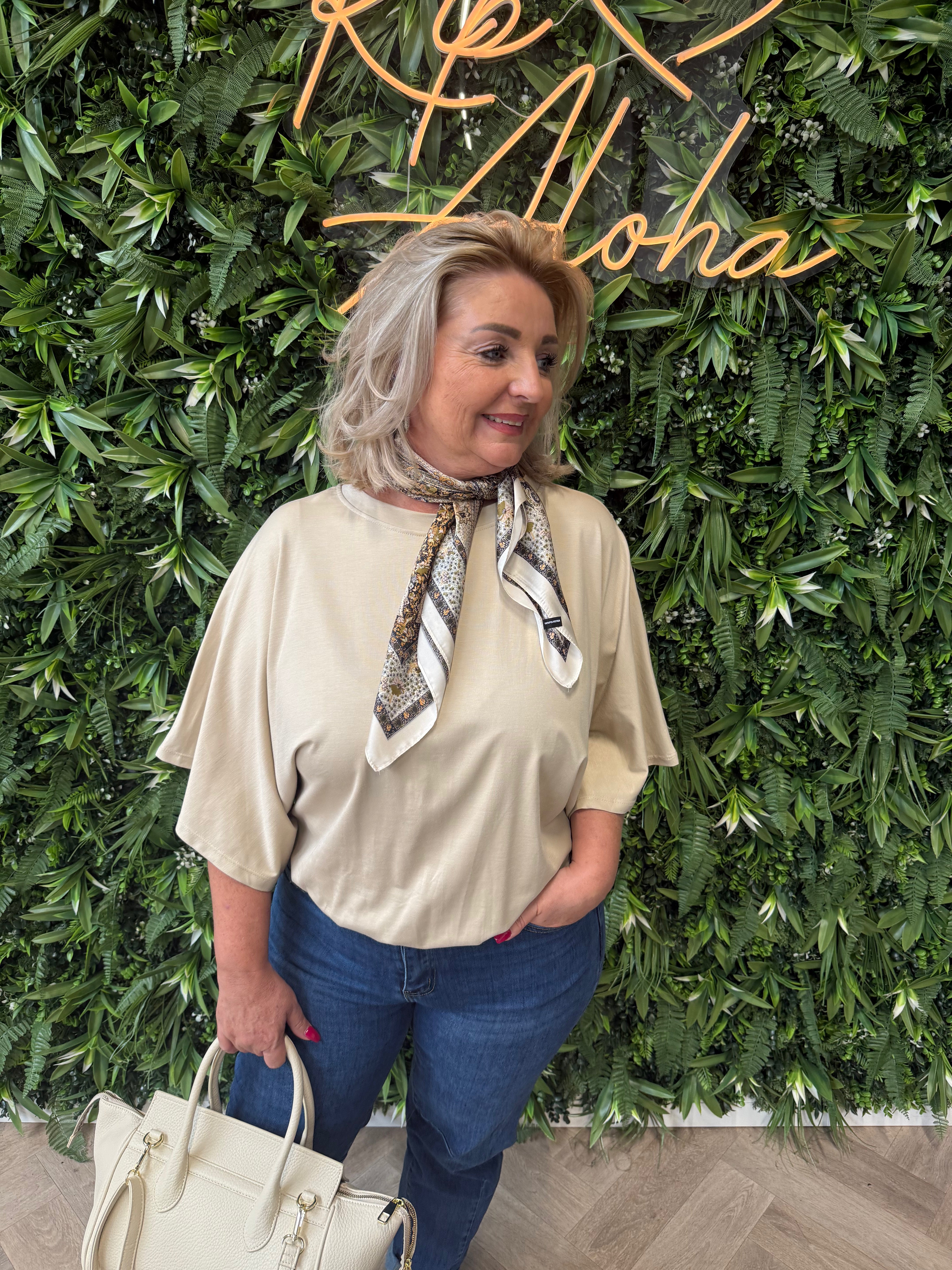 Top met elastieken onderkant beige