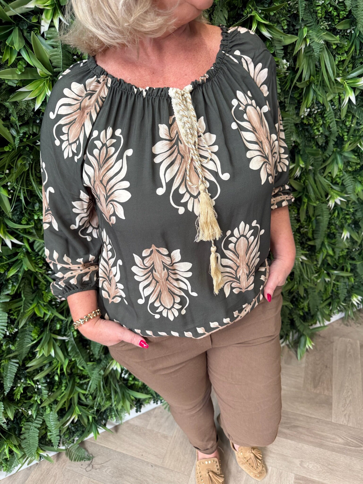 Top bloemen off-shoulder legergroen