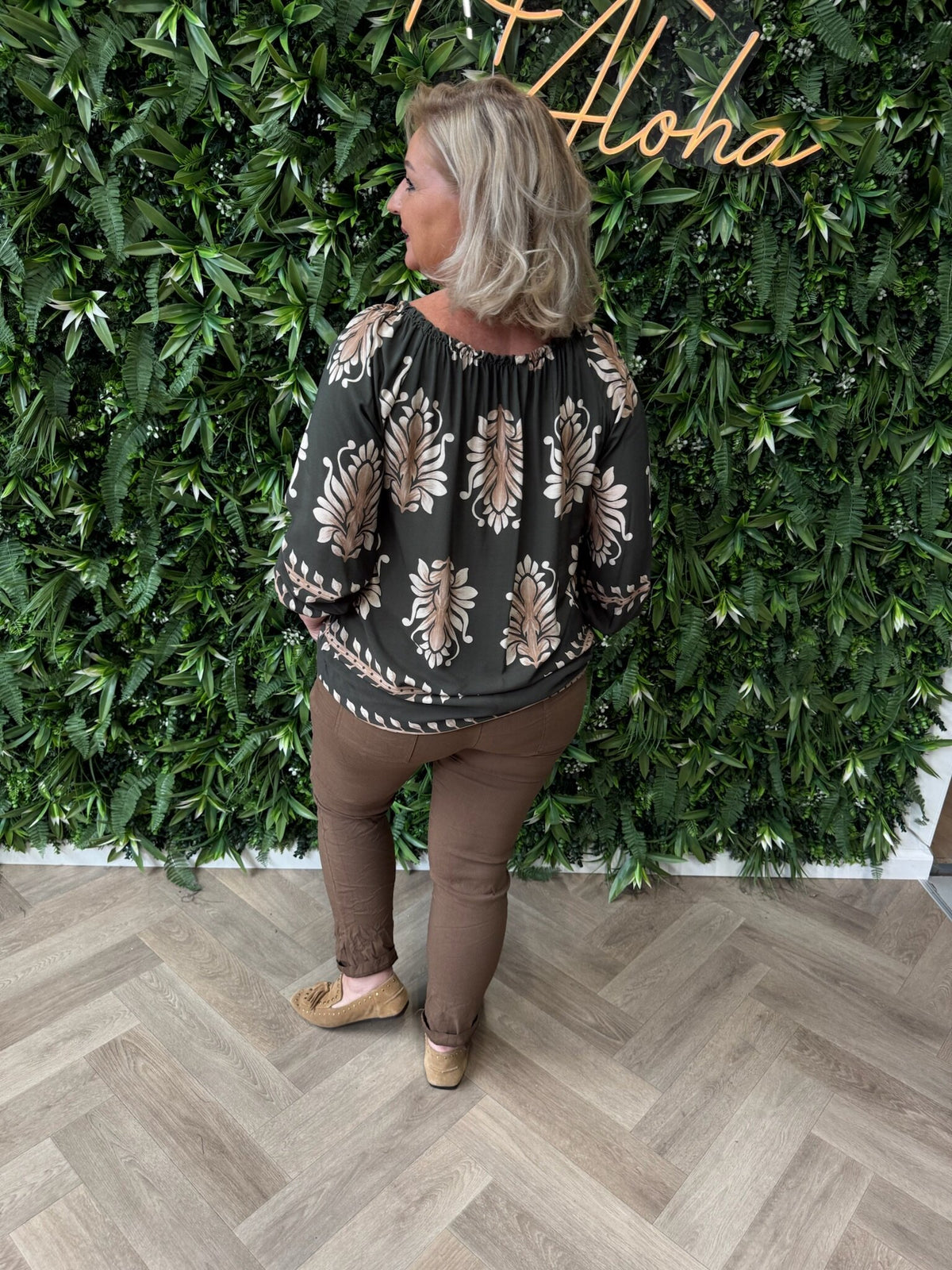 Top bloemen off-shoulder legergroen