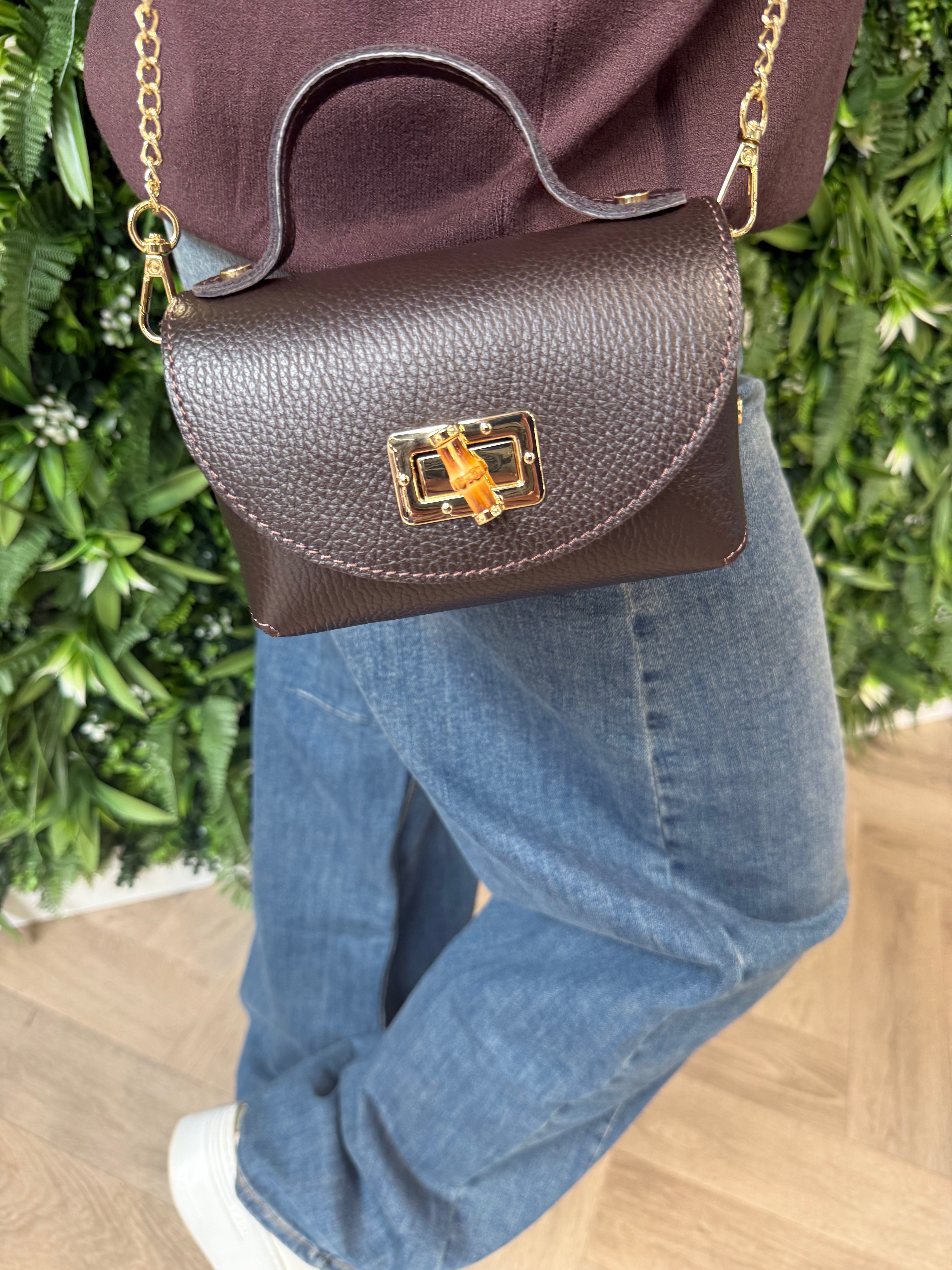 Kleine tas met gouden sluiting donkerbruin