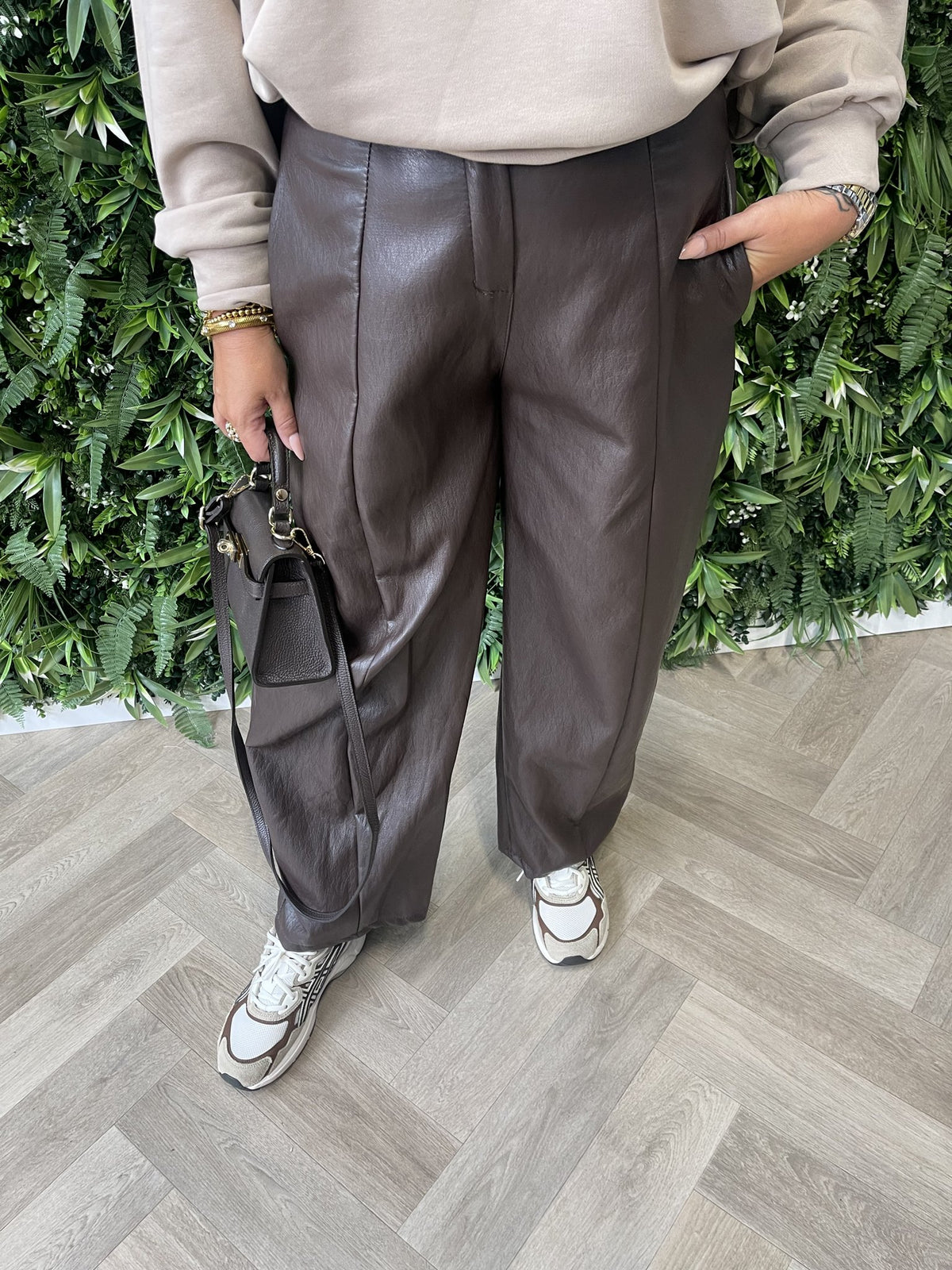 Leatherlook barrel broek donkerbruin
