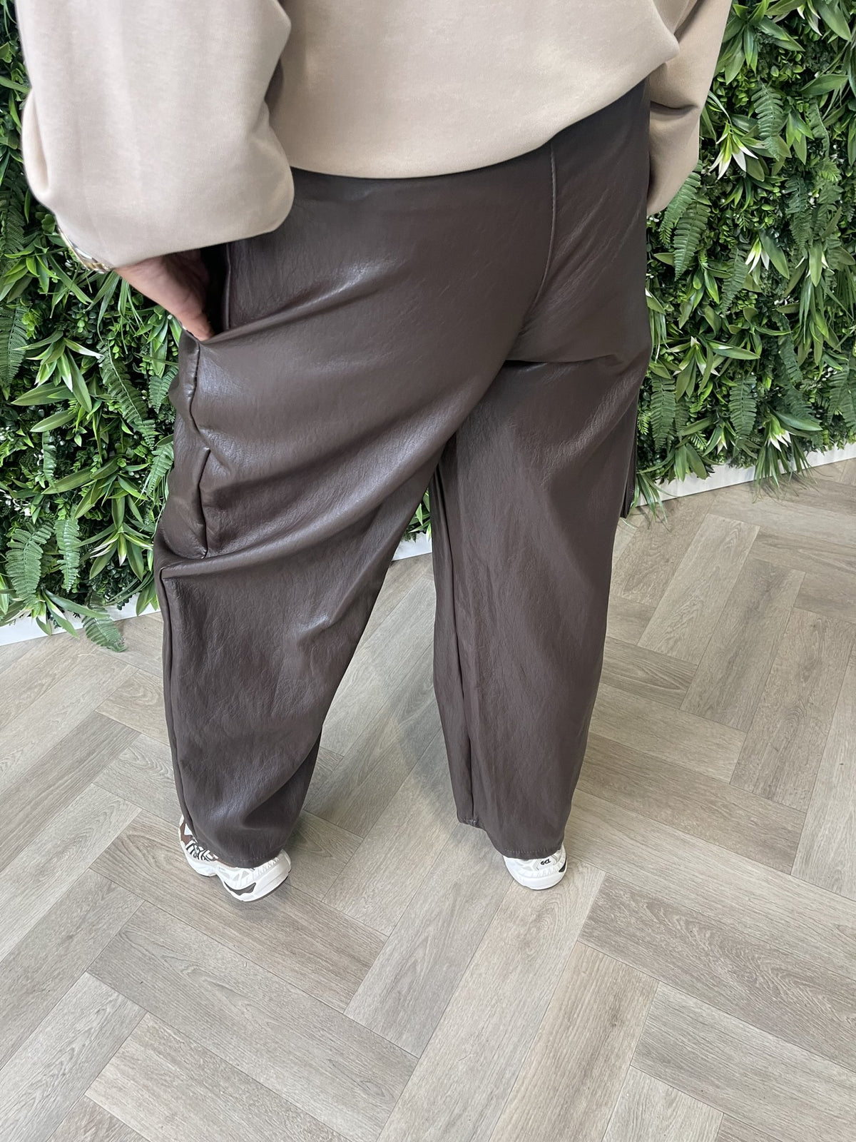 Leatherlook barrel broek donkerbruin
