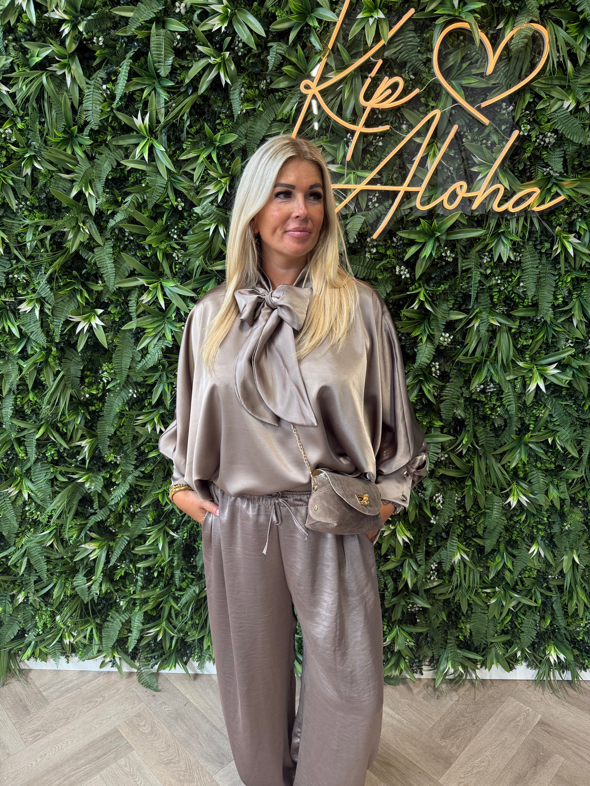 Tweedelig pak ballon broek met strik blouse taupe