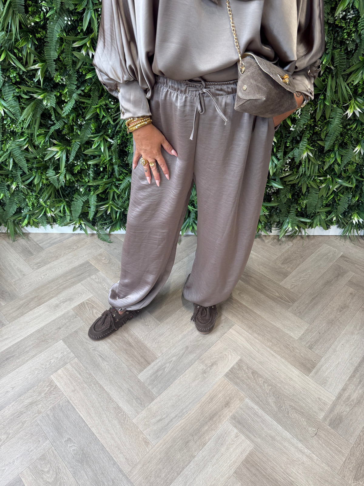 Tweedelig pak ballon broek met strik blouse taupe