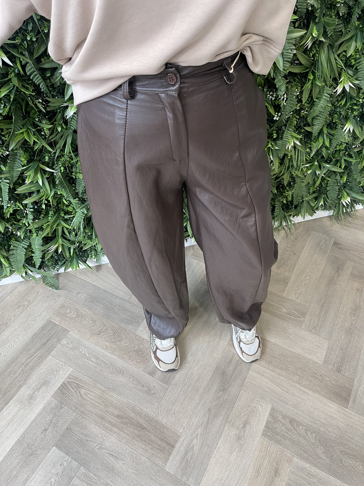 Leatherlook barrel broek donkerbruin