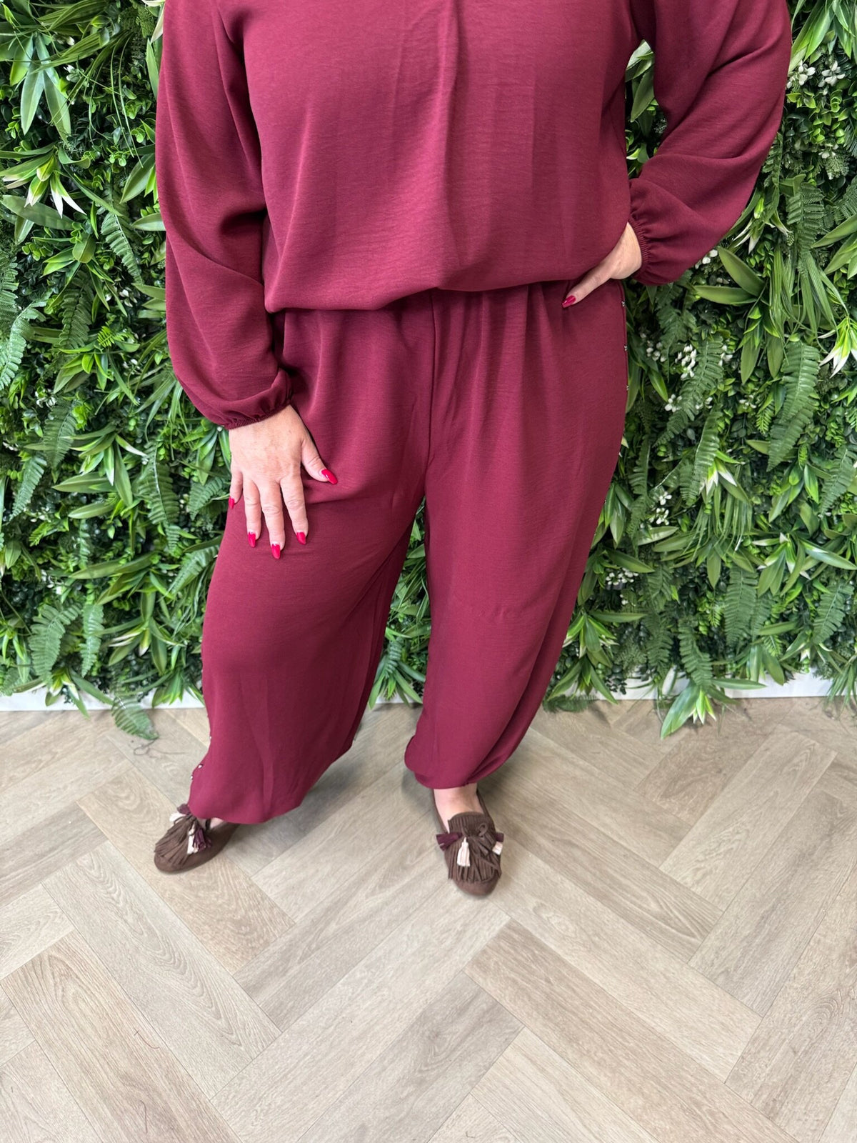 Tweedelig pak v-hals met studs bordeaux