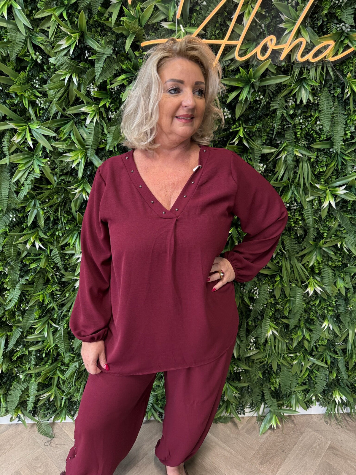 Tweedelig pak v-hals met studs bordeaux