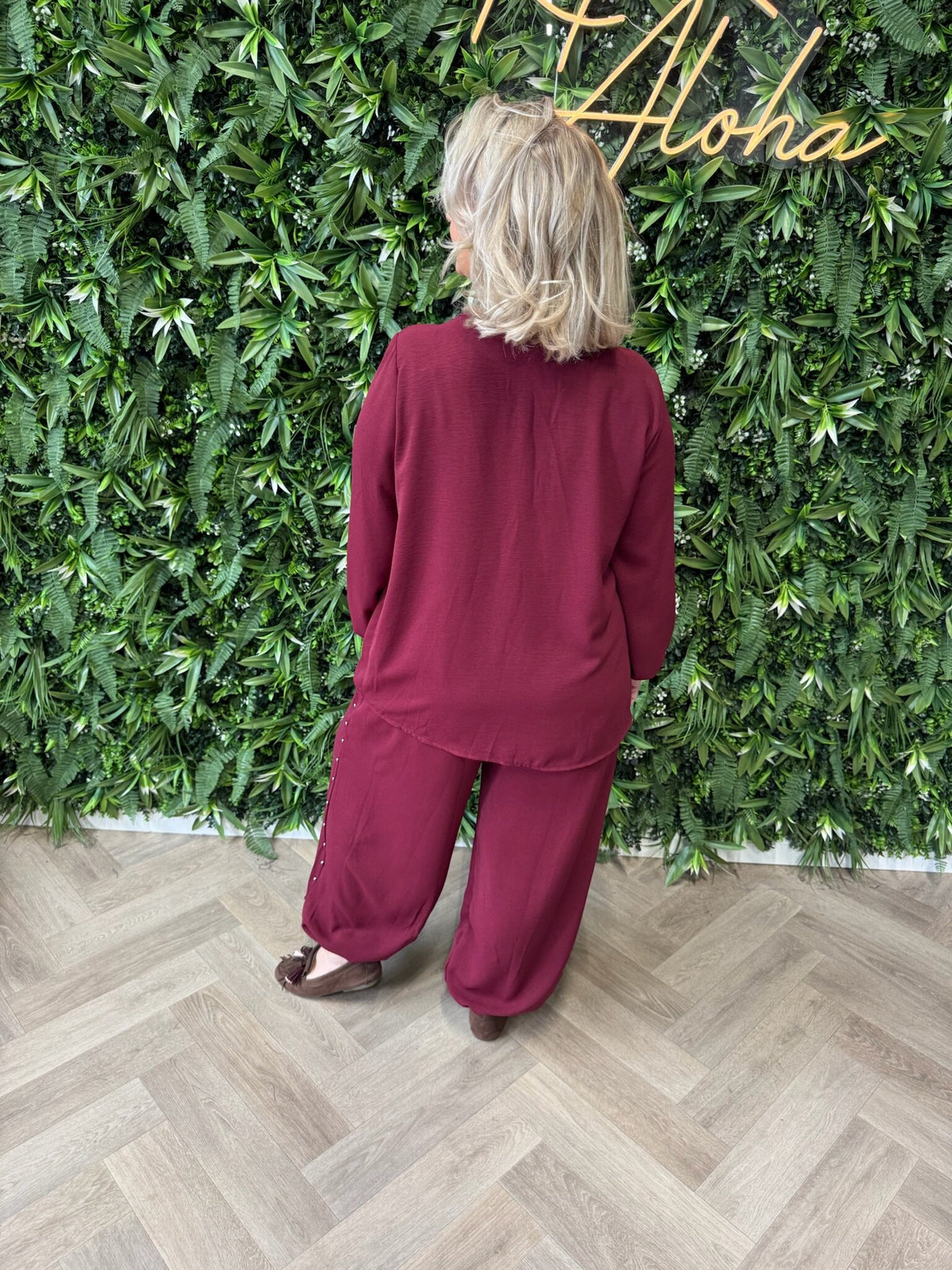 Tweedelig pak v-hals met studs bordeaux